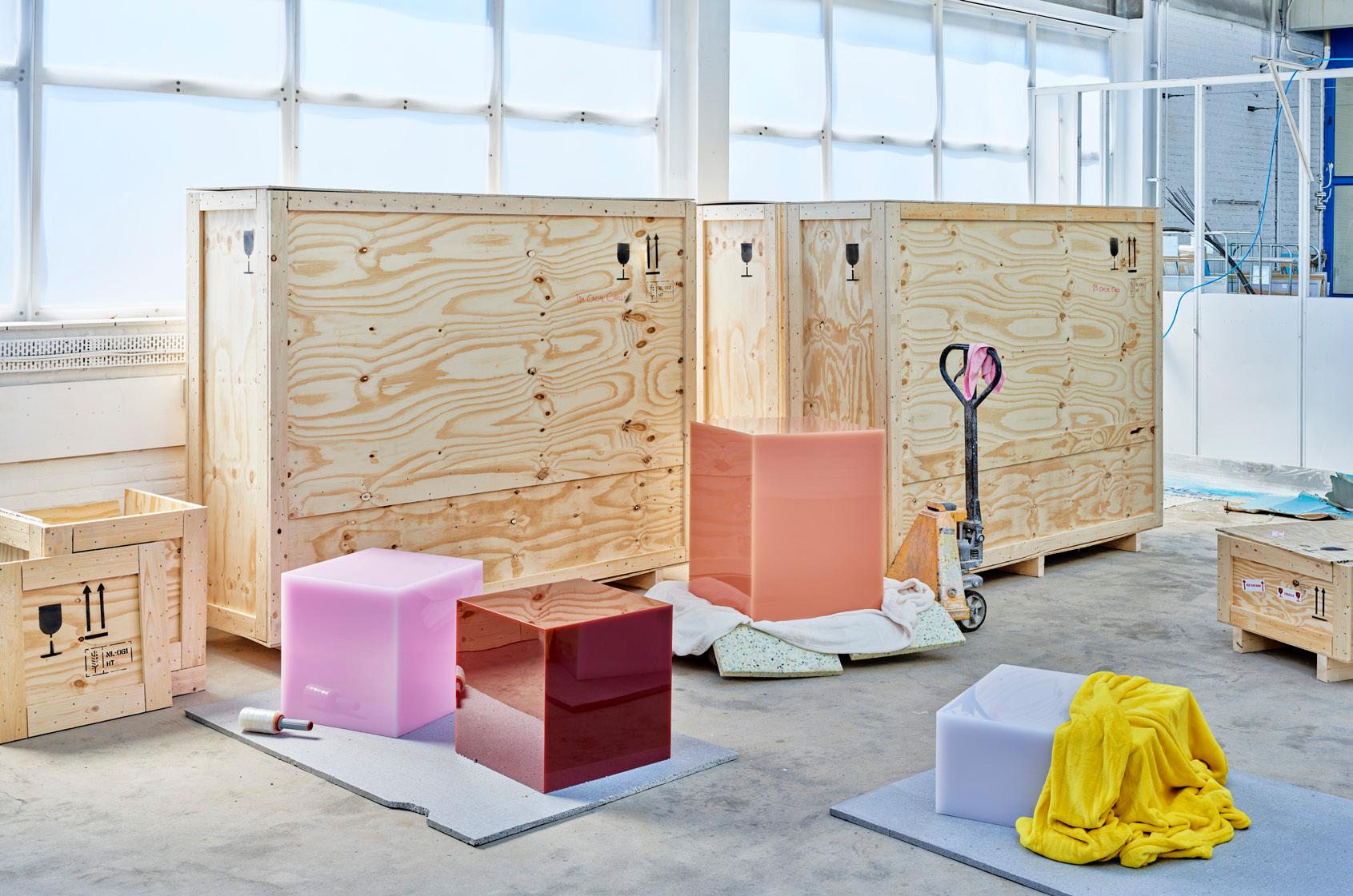 Moderne Table d'appoint contemporaine en résine brillante, Candy Cube par Sabine Marcelis, 60 cm3 en vente