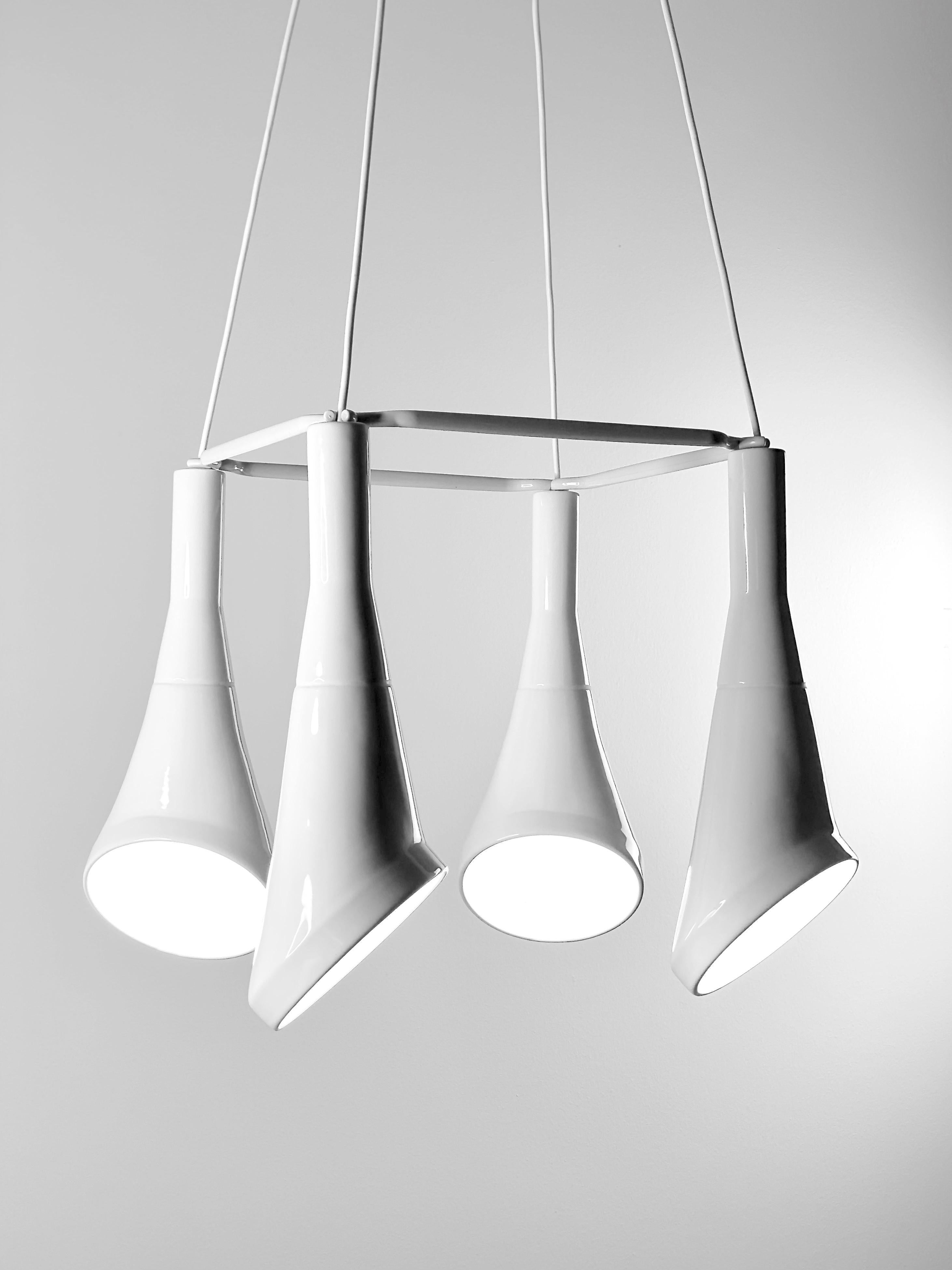 i lampadari_RUMORE BIANCO
design RODRIGO VAIRINHOS

I lampadari sono composizioni individuali create con le lampade WHITE NOISE in set da 4 o 6 e in 4 diverse lunghezze.
Dai un'occhiata alla nostra galleria per trarre maggiore ispirazione e per