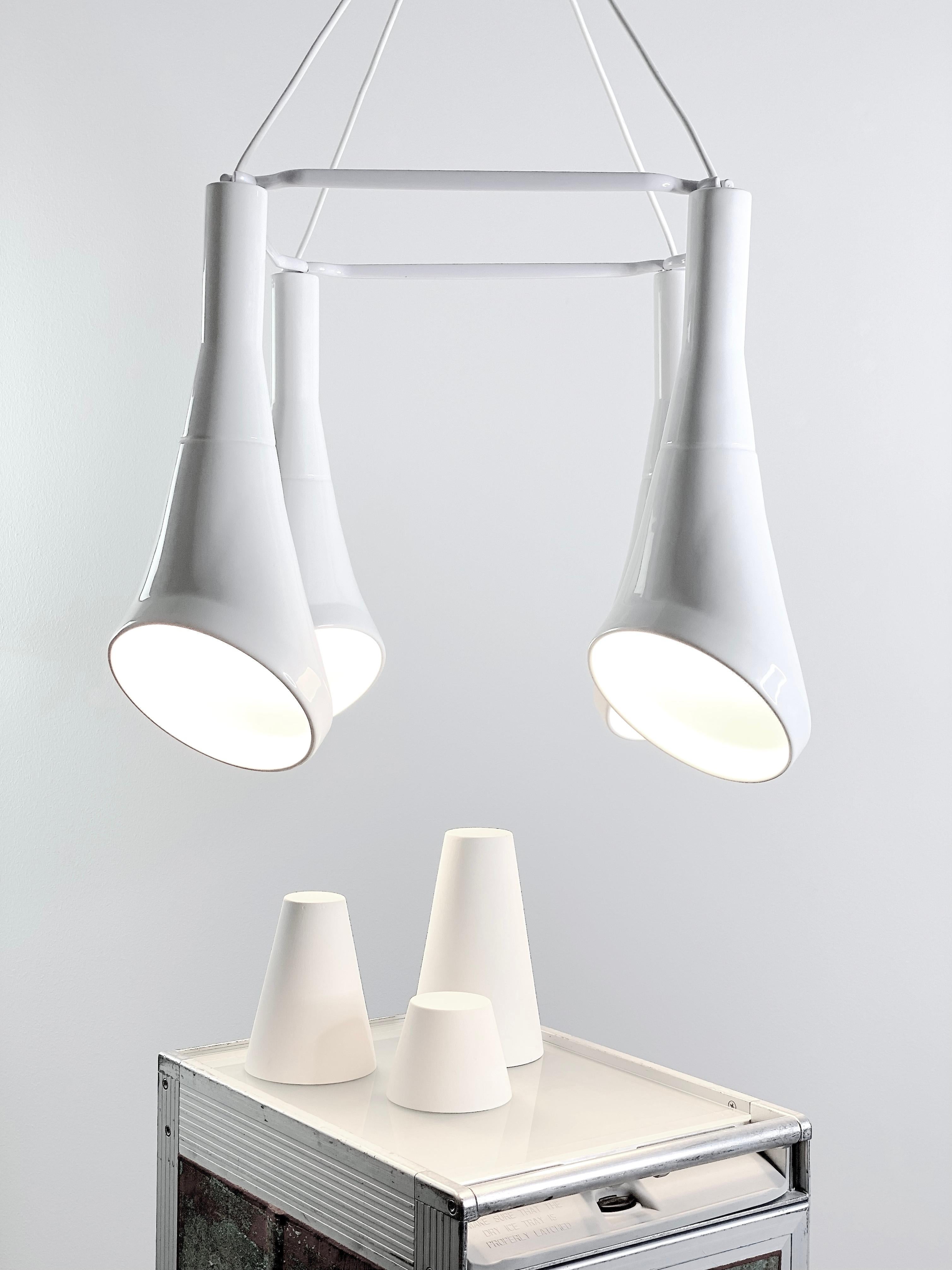 Minimalismo Lampadario contemporaneo in gres bianco lucido, design minimalista, WHITE NOISE in vendita