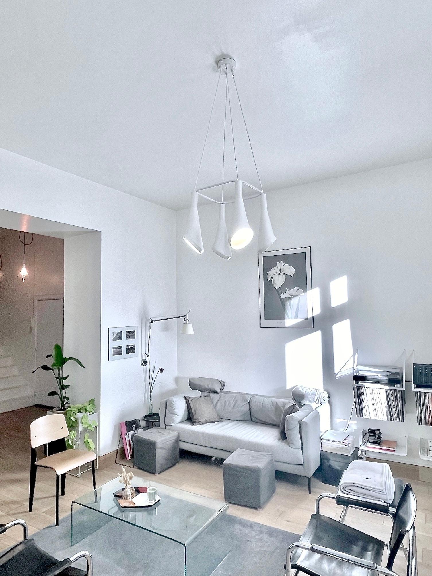Tedesco Lampadario contemporaneo in gres bianco lucido, design minimalista, WHITE NOISE in vendita