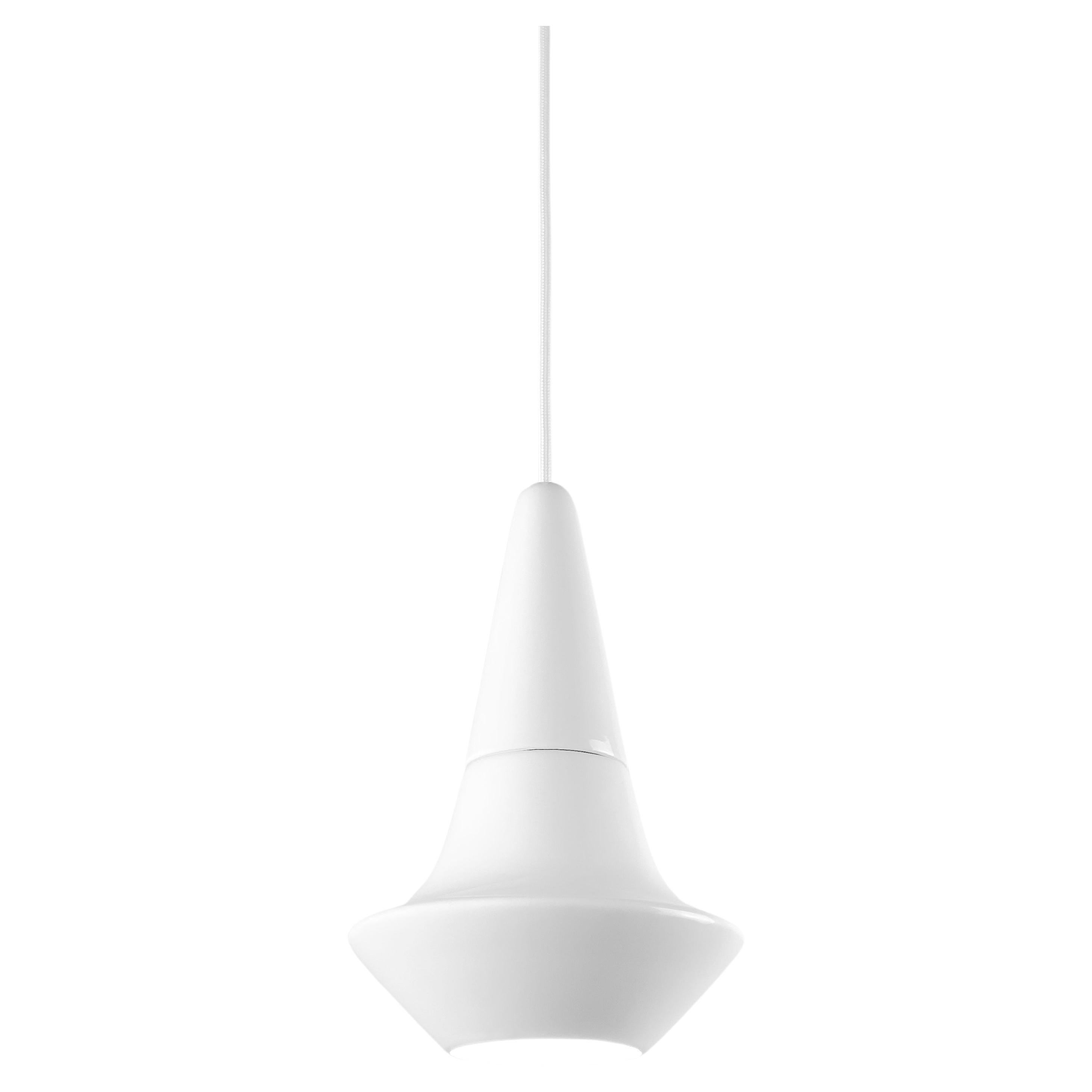 lampada a sospensione
PICCOLA LUCE 1.0
design RODRIGO VAIRINHOS

SMALL LIGHT è una collezione di quattro lampade a sospensione composta da quattro diversi modelli in quattro diverse dimensioni che sfruttano le affascinanti proprietà plastiche della