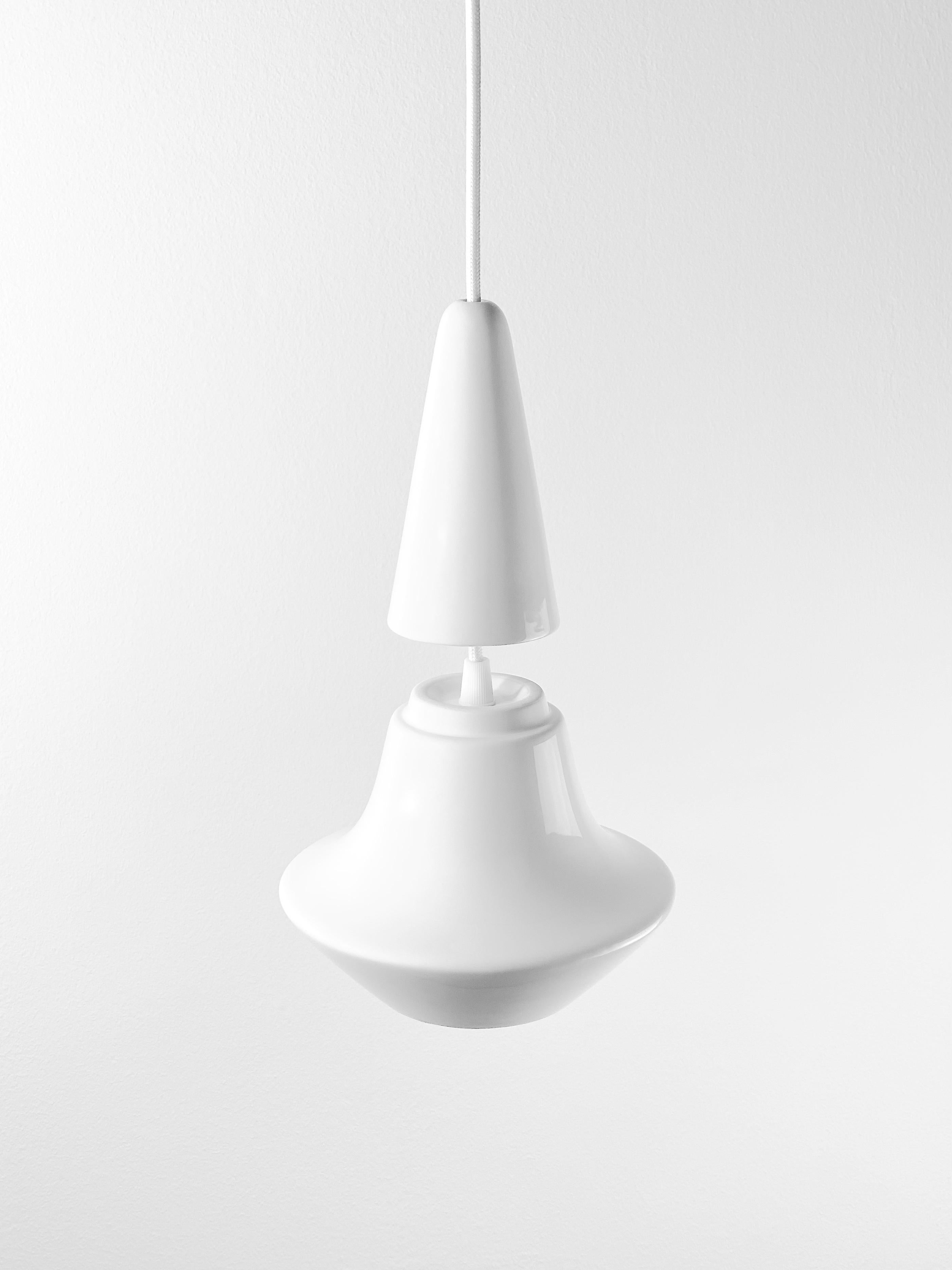 XXI secolo e contemporaneo Lampada a sospensione contemporanea in gres bianco lucido, design minimalista, SML1 in vendita