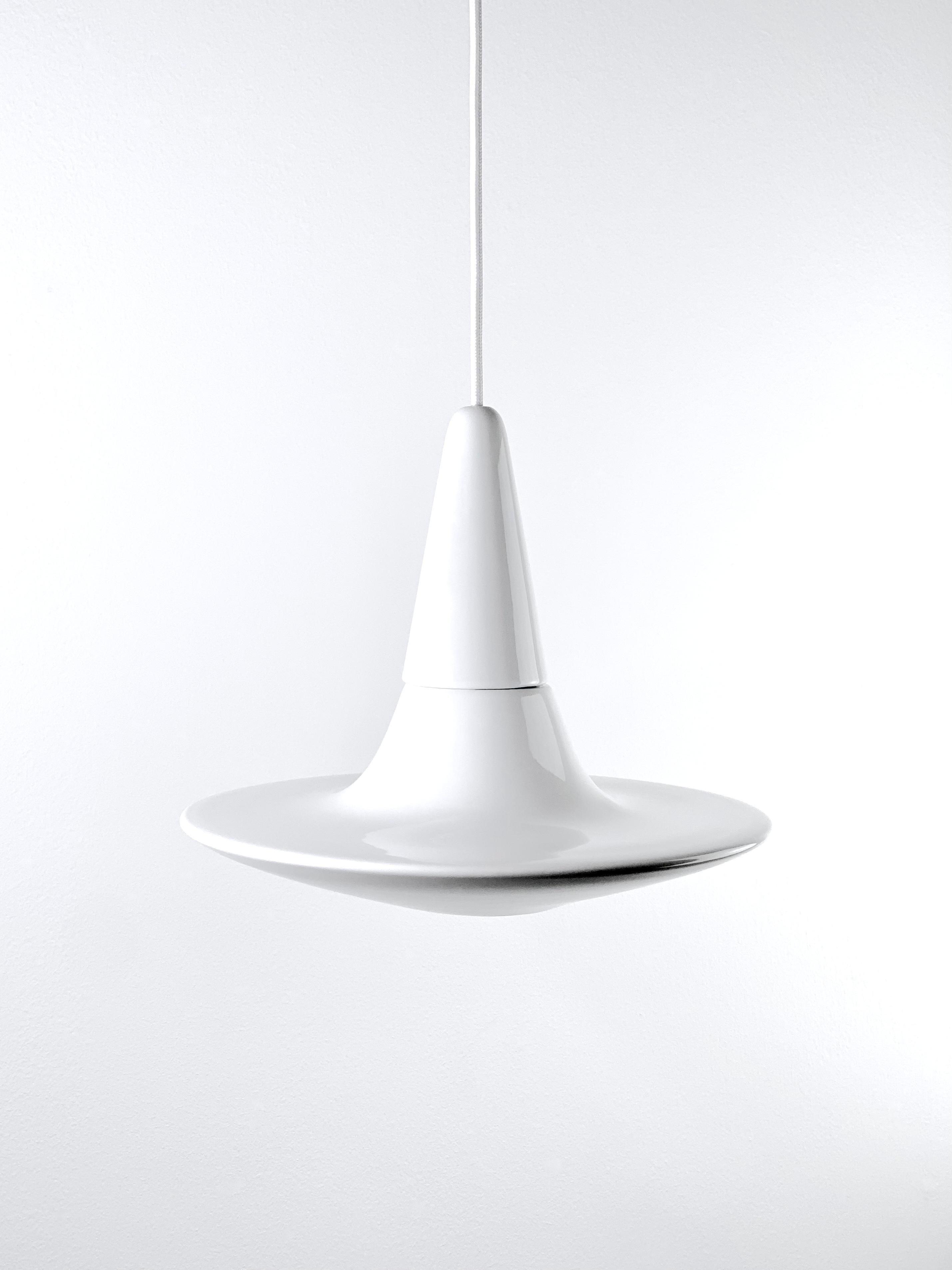 lampada a sospensione
PICCOLA LUCE 3.0
design RODRIGO VAIRINHOS

SMALL LIGHT è una collezione di quattro lampade a sospensione composta da quattro diversi modelli in quattro diverse dimensioni che sfruttano le affascinanti proprietà plastiche della