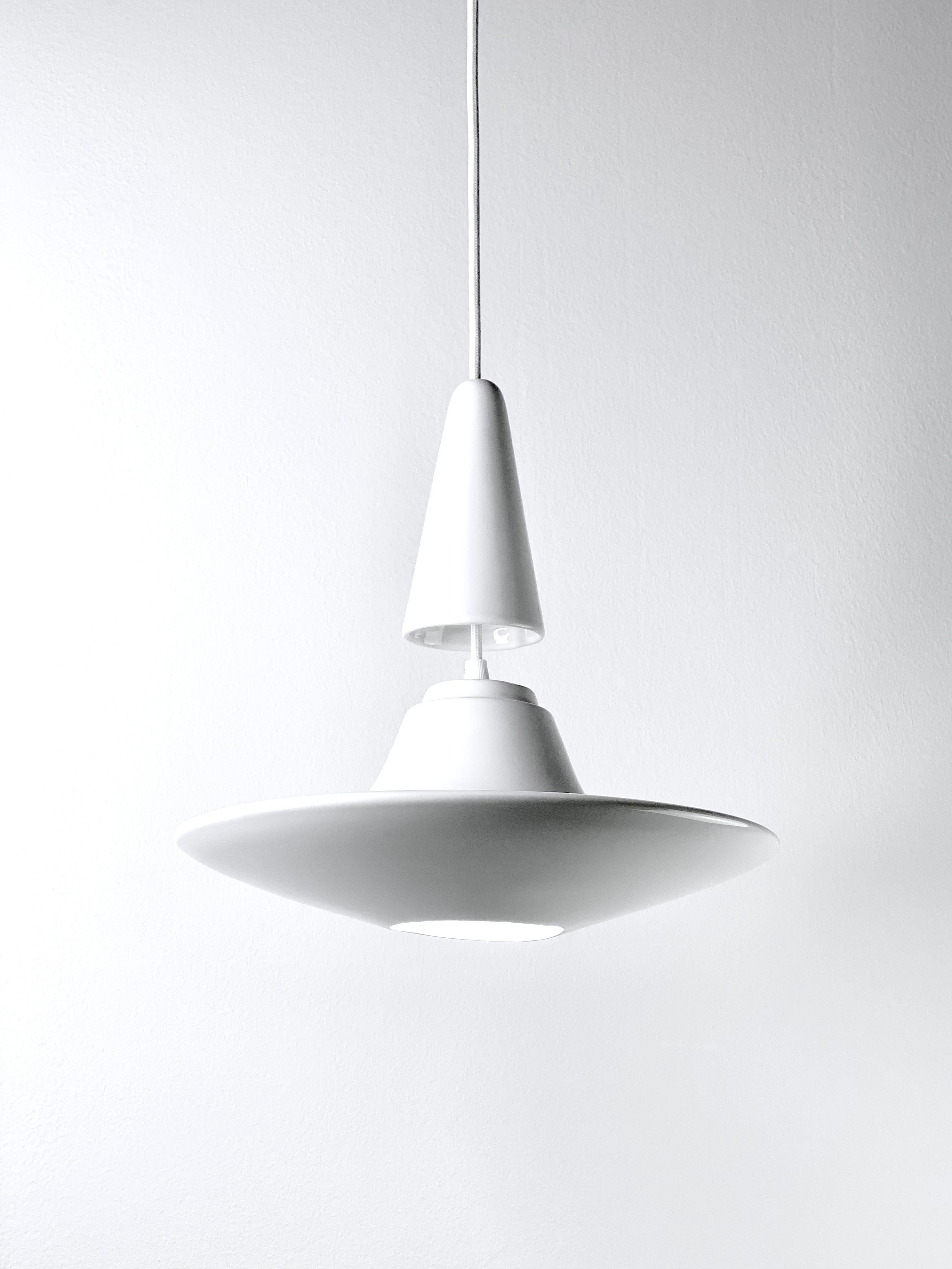Tedesco Lampada a sospensione contemporanea in gres bianco lucido, design minimalista, SML3 in vendita