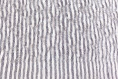 Moderner Läufer aus Ziegenhaar mit subtiler geometrischer Textur von Doris Leslie Blau