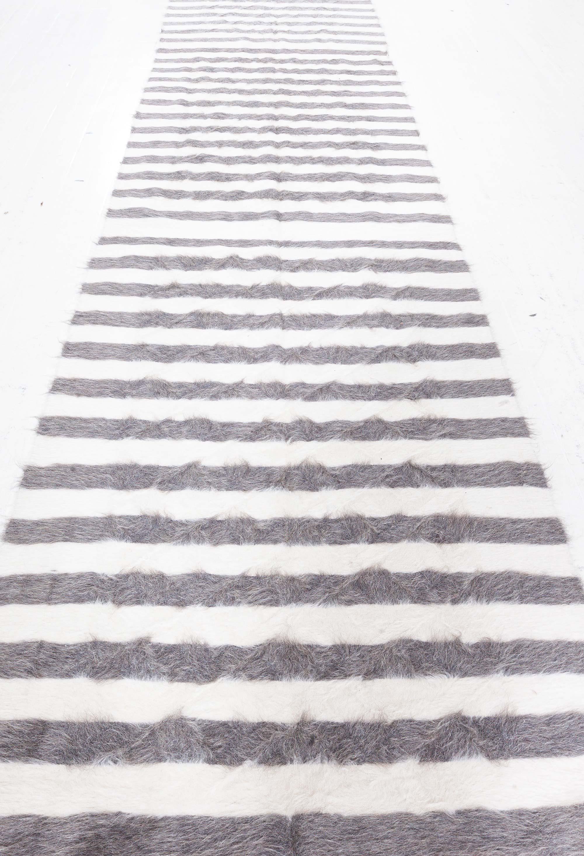 Chemin de table contemporain en poils de chèvre par Doris Leslie Blau
Taille : 121 × 548 cm (4'0