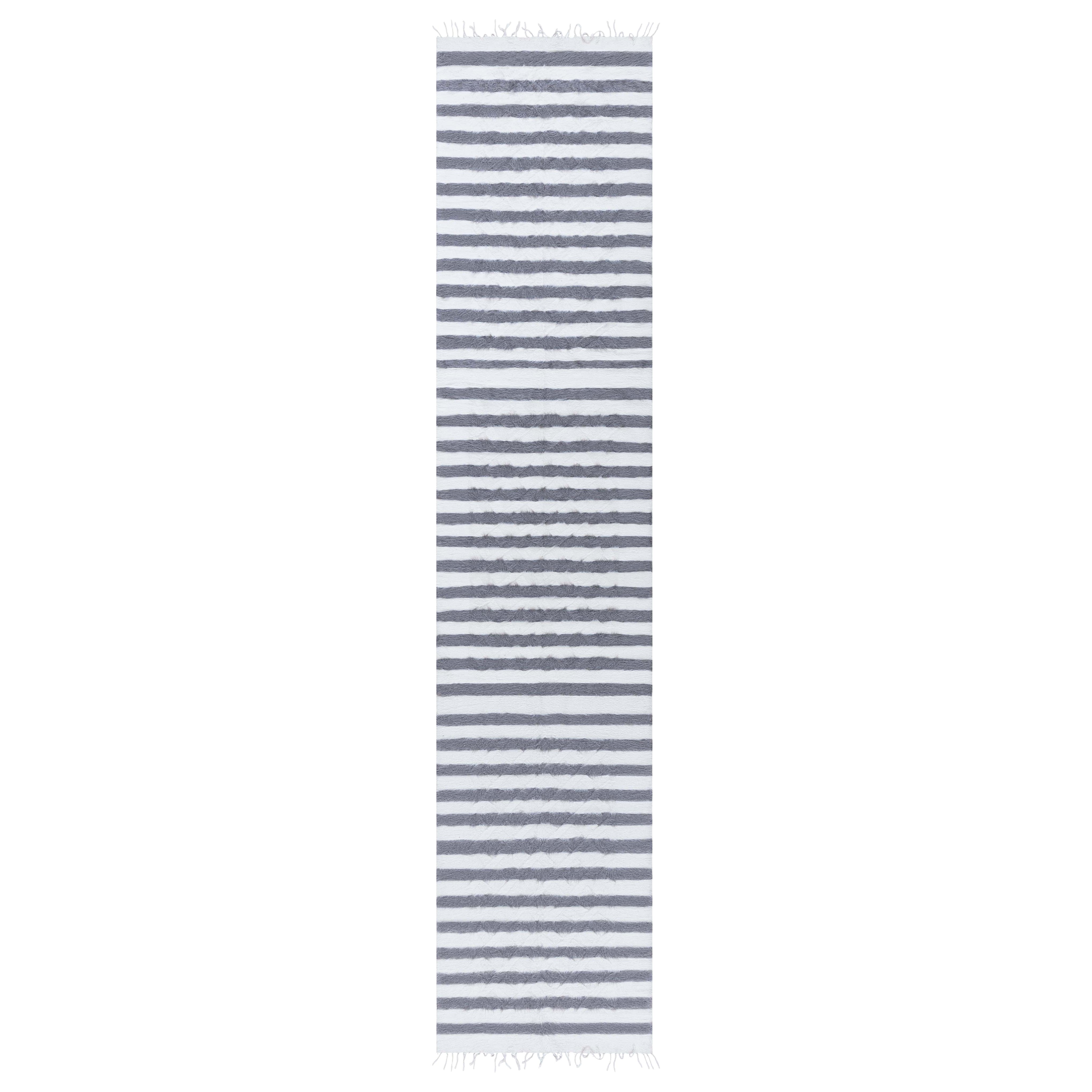 Zeitgenössischer Ziegenhaar-Läufer von Doris Leslie Blau im Angebot