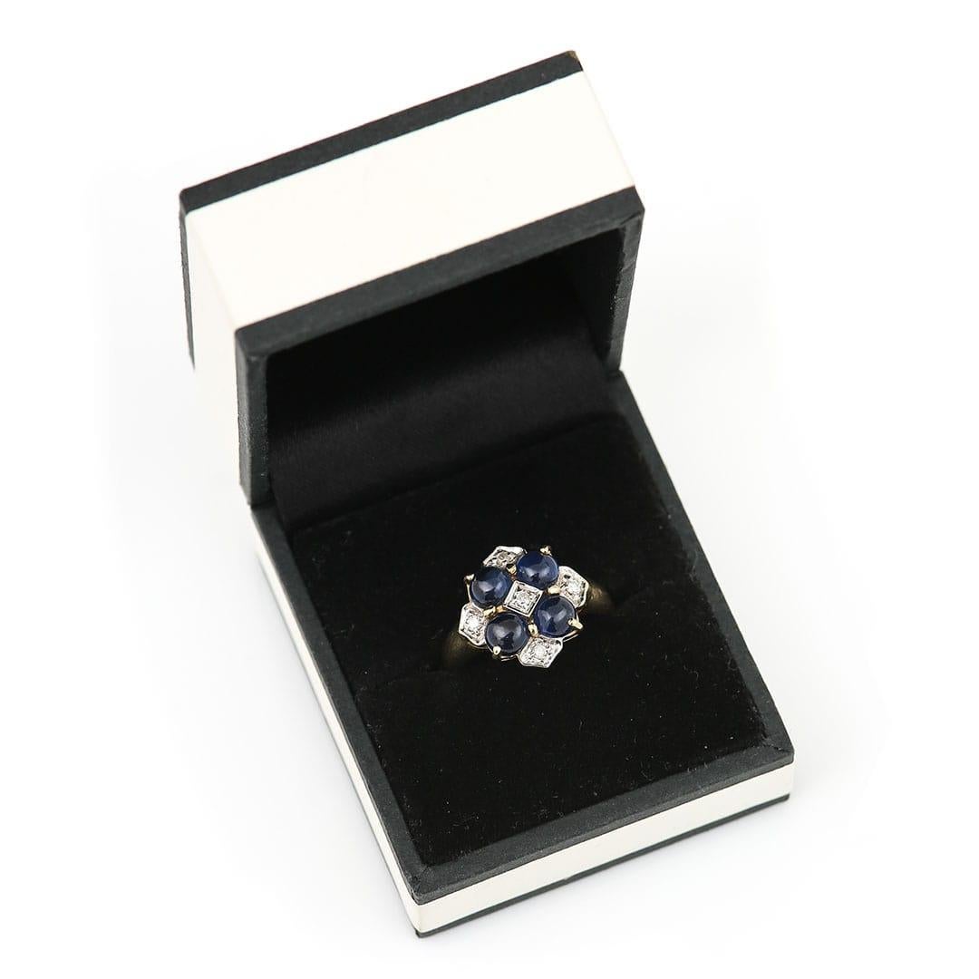 Contemporary Gold und Cabochon Sapphire and Diamond Cluster Ring, CIRCA 2006 8