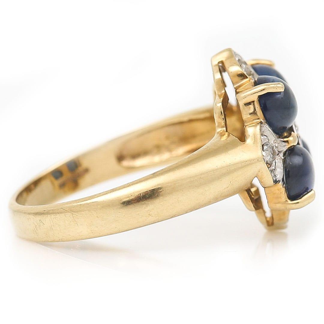Contemporary Gold und Cabochon Sapphire and Diamond Cluster Ring, CIRCA 2006 im Angebot 1