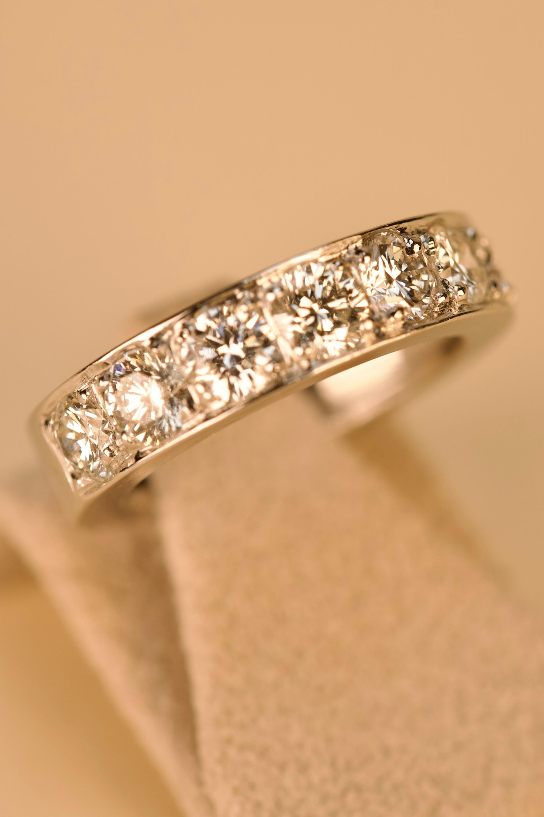 Donna Anello in oro e diamanti Contemporary in vendita