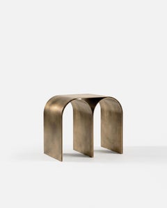 Tabouret contemporain « Gold Arch » avec finition en laiton, par Pietro Franceschini