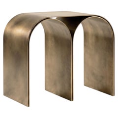 Tabouret contemporain « Gold Arch » avec finition en laiton, par Pietro Franceschini