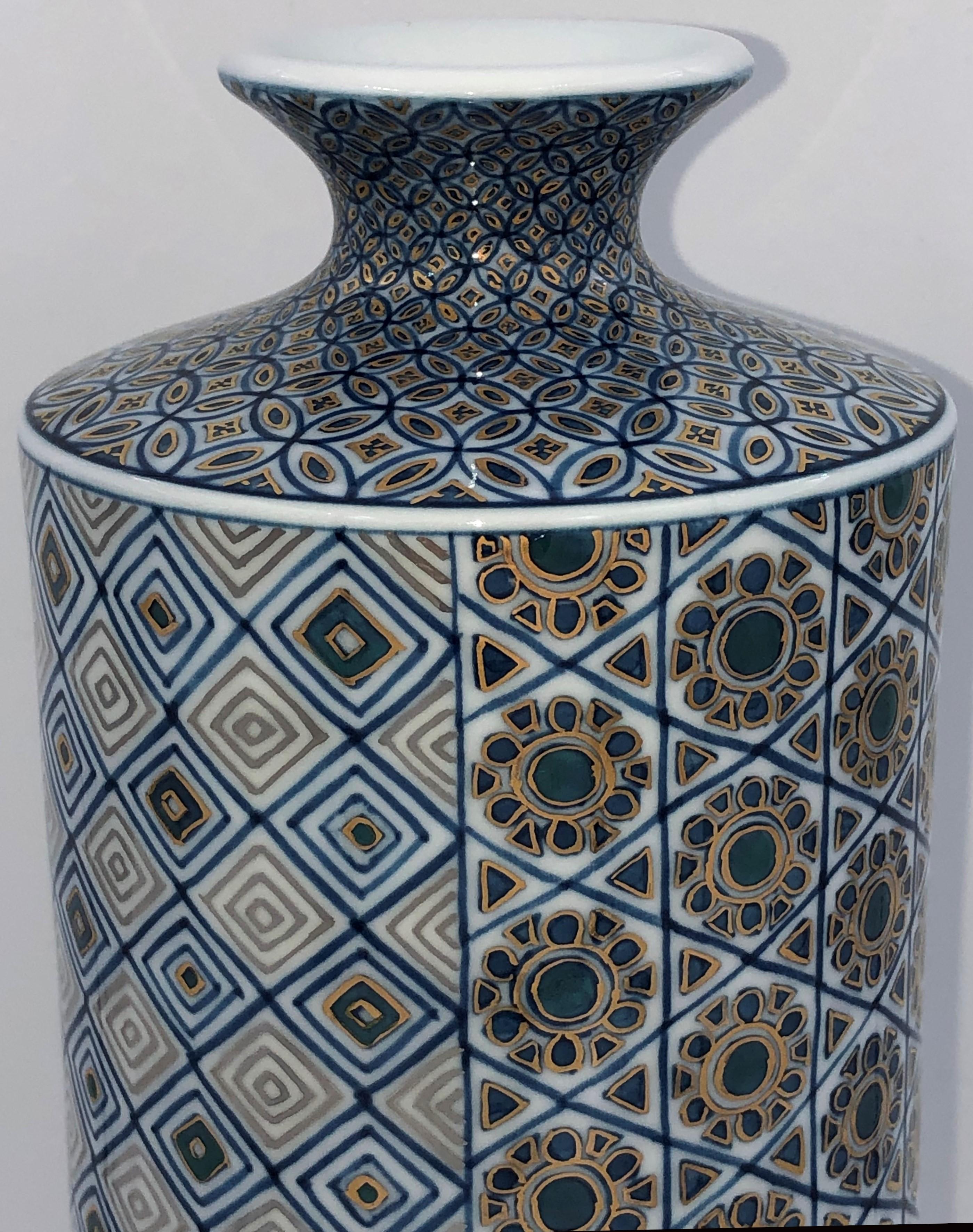 Peint à la main Vase en porcelaine bleu doré par un maître artiste japonais contemporain en vente