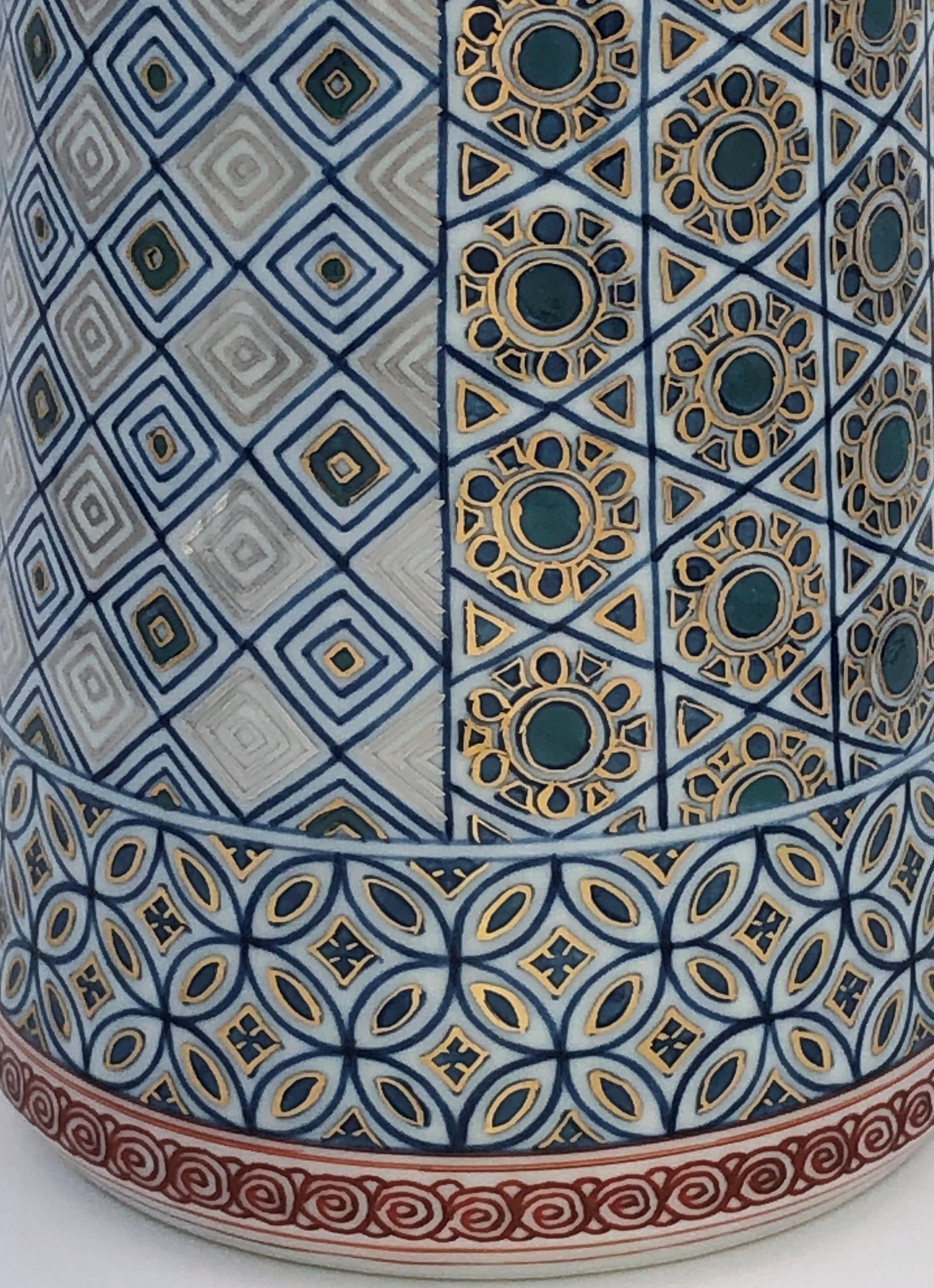 Incredibile vaso decorativo giapponese in porcellana che presenta una serie di motivi geometrici caratteristici dell'artista, estremamente intricati e dipinti a mano con la sua tecnica di miniatura in un profondo blu sottosmalto e generosi dettagli