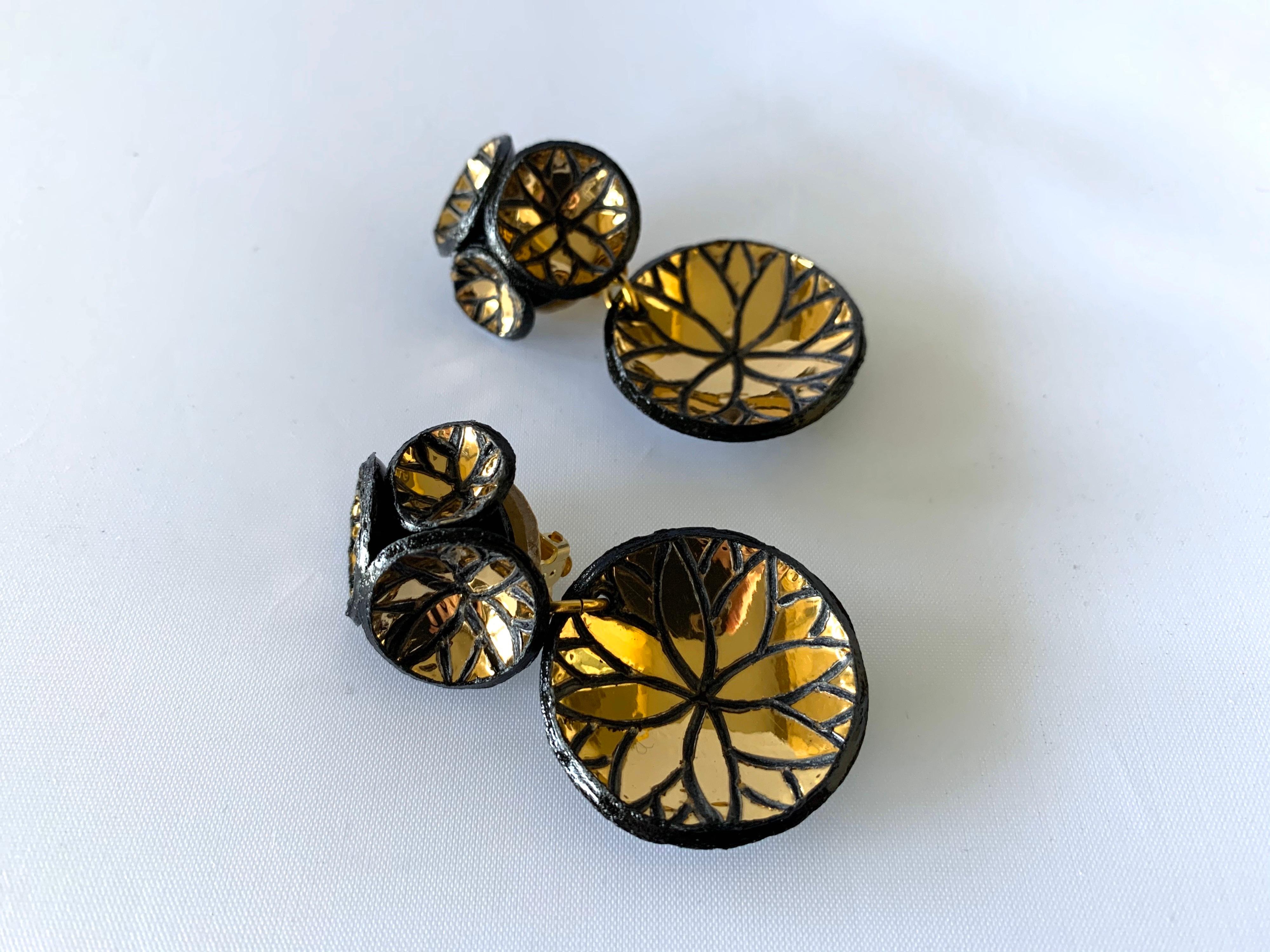 Contemporary Gold Disk Statement Earrings In New Condition In Palm Springs, CA
