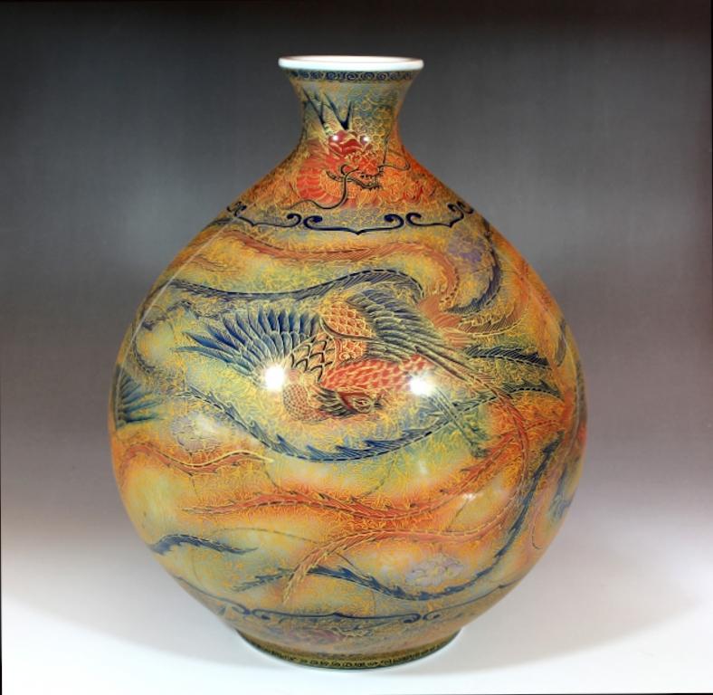 Japanische Contemporary Gold Grün Rot Porzellan Vase von Masterly Artist (Vergoldet) im Angebot