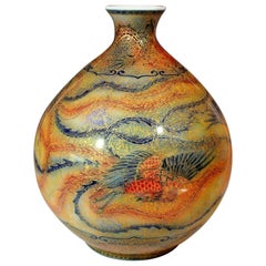 Vase contemporain japonais en porcelaine or, vert et rouge, réalisé par un maître artiste