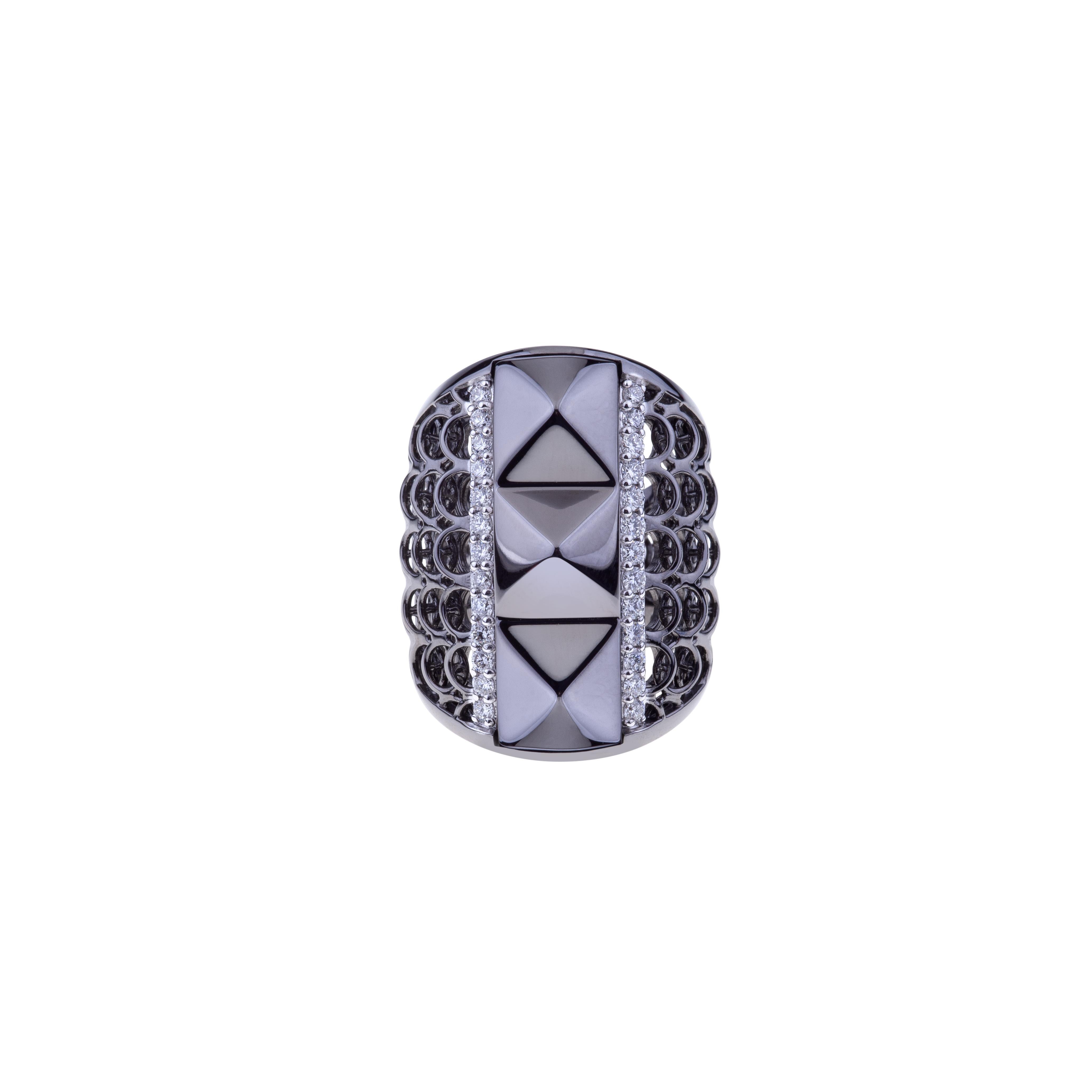 Bague contemporaine à mailles en or noir avec ruthénium et diamants
Le traitement de l'or avec du ruthénium donne un aspect agressif unique en un avec trois clous noirs. Près des clous se trouvent des diamants G SI ct. 0,56 et. Disponible en