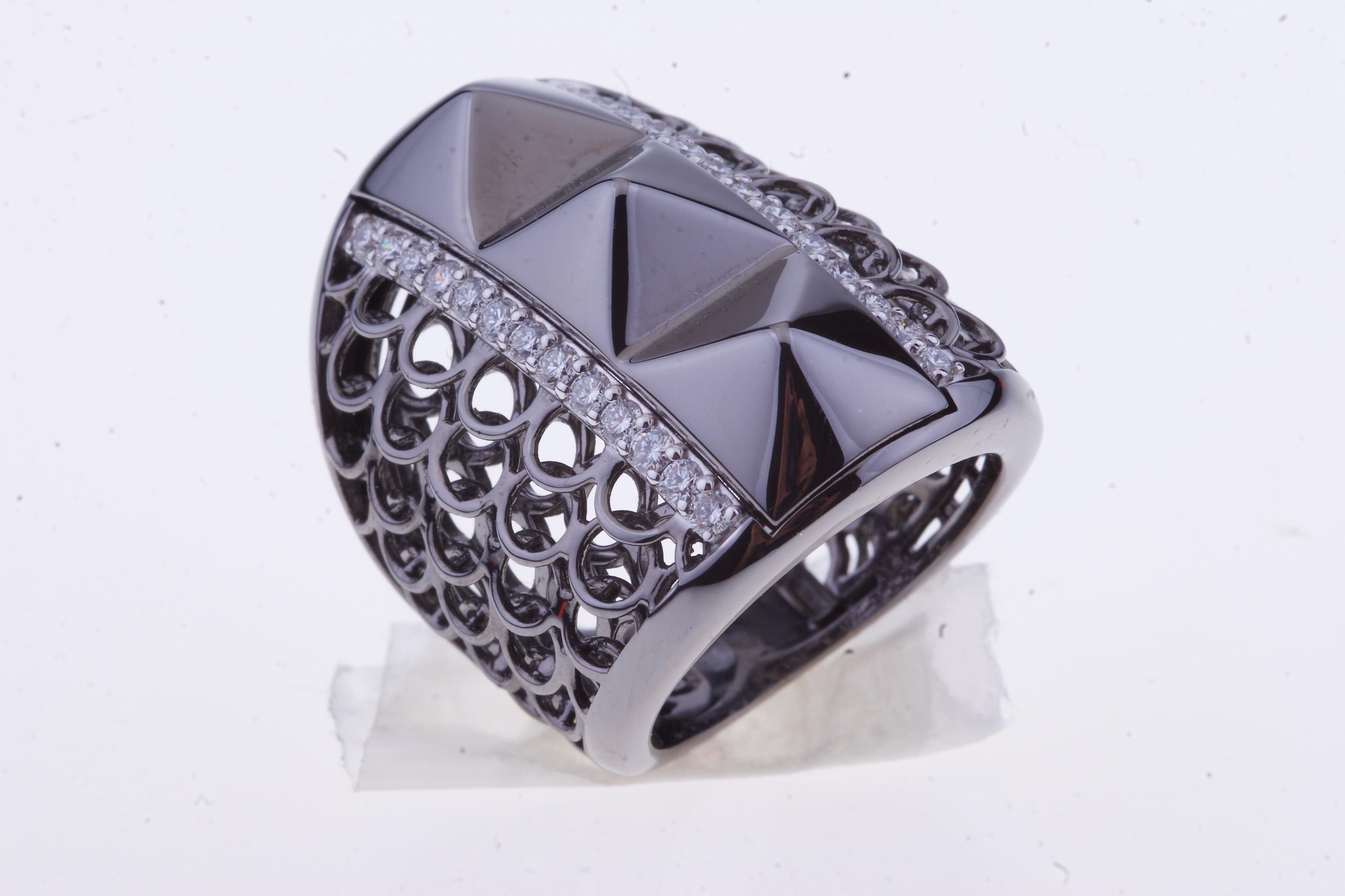 Taille brillant Bague en maille d'or contemporaine noire avec Ruthenium et diamants en vente