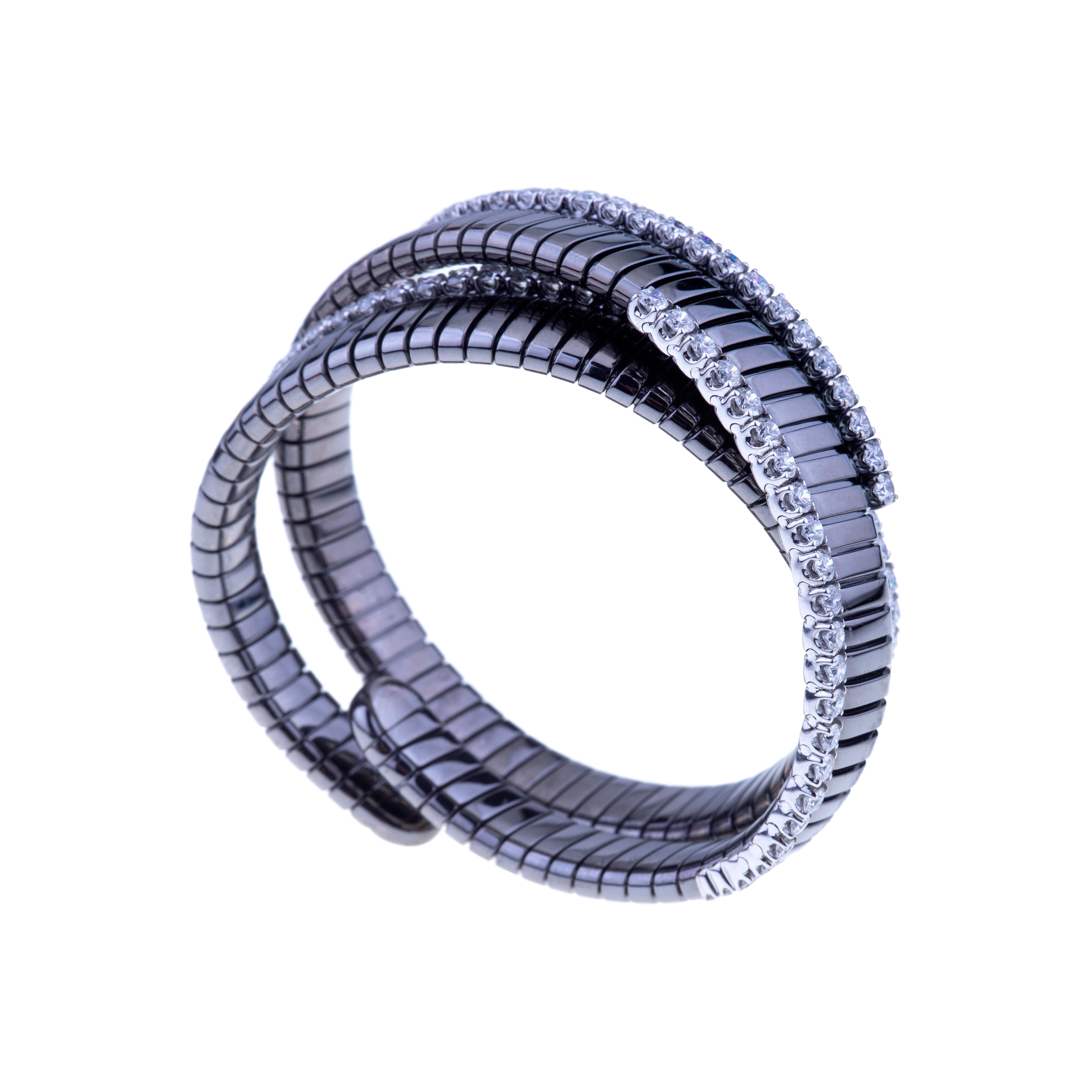 Contemporary Gold Mesh Tubo Gas Bracelet Schwarz mit Ruthenium und Diamanten.
Die Behandlung von Gold mit Ruthenium gibt ein einzigartiges aggressives Aussehen in einem mit vier schwarzen Nieten. In der Nähe der Ohrstecker sind Diamanten G-SI ct.