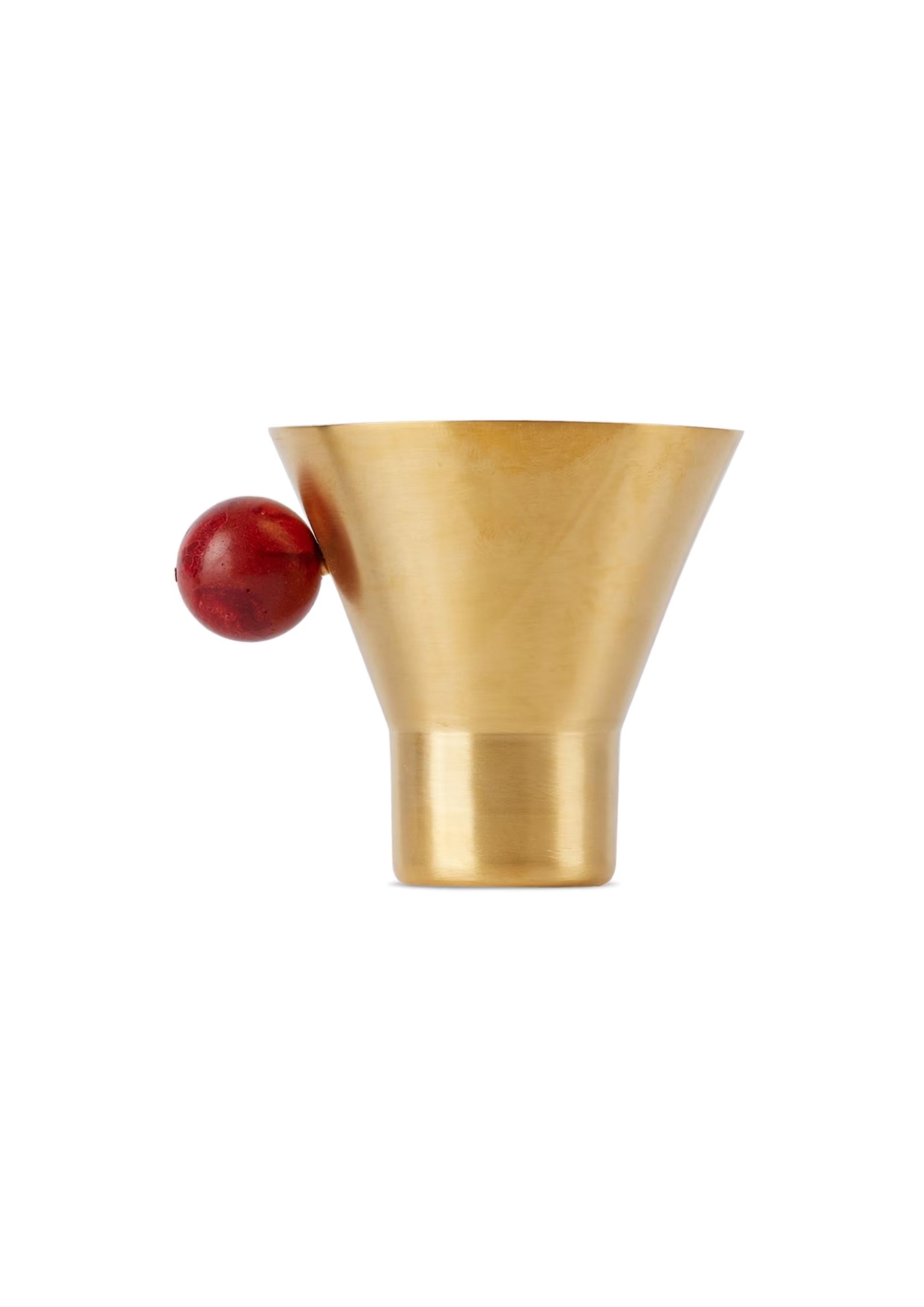 Peppen Sie Ihr tägliches Tee- oder Kaffeeritual mit unserer exquisiten Lavatasse auf. Die geometrische Silhouette der handgefertigten Leuchte aus galvanisiertem Messing verjüngt sich an der Basis und verleiht ihr eine schlichte, minimalistische