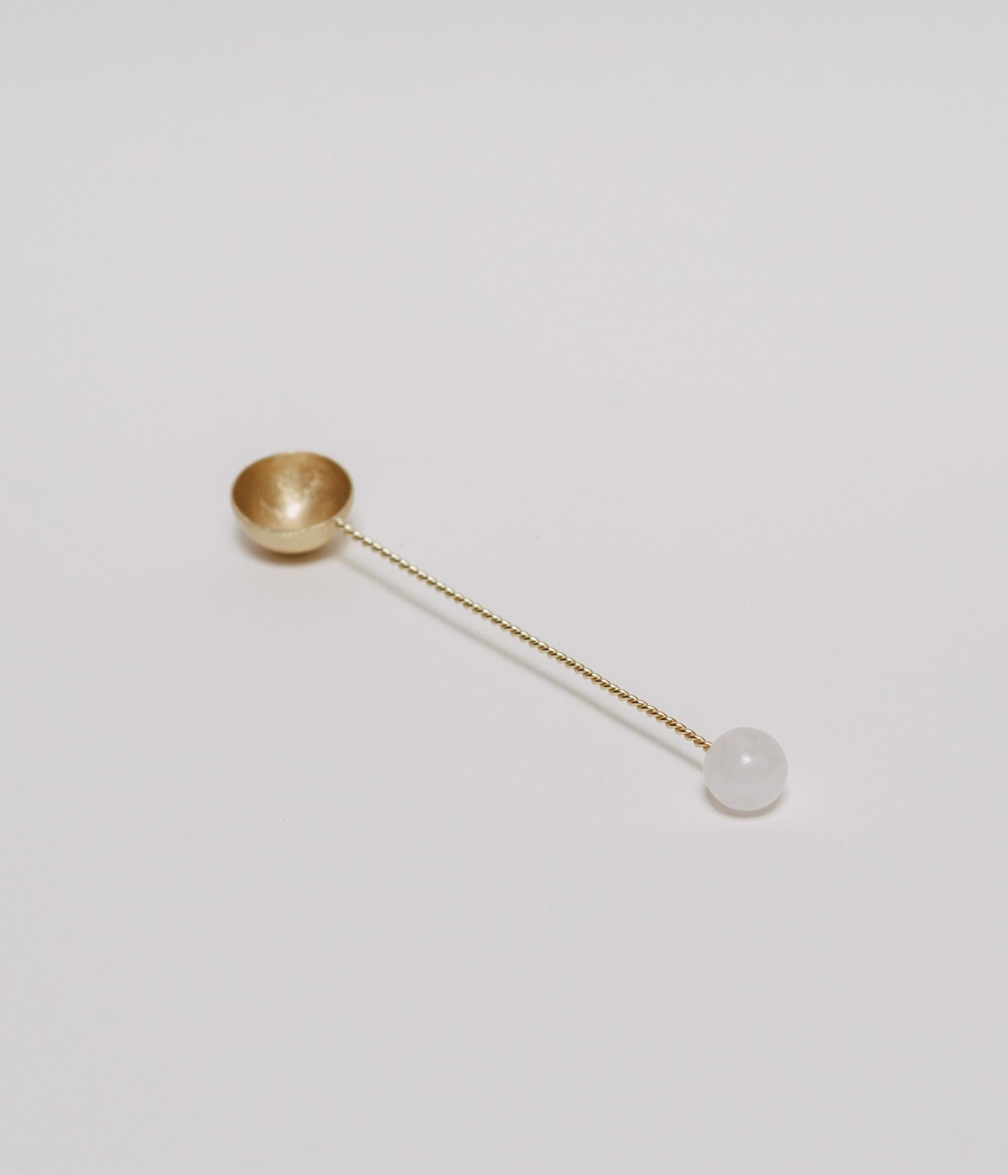 Colombien Contemporary Gold Plated Spoon White Quartz Stone Handcrafted Natalia Criado en vente