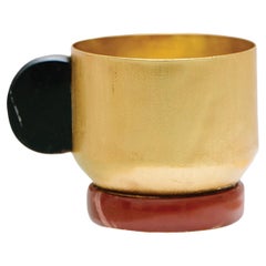 Tazza da tè contemporanea placcata in oro con manico in pietra d'onice in Italia di Natalia Criado