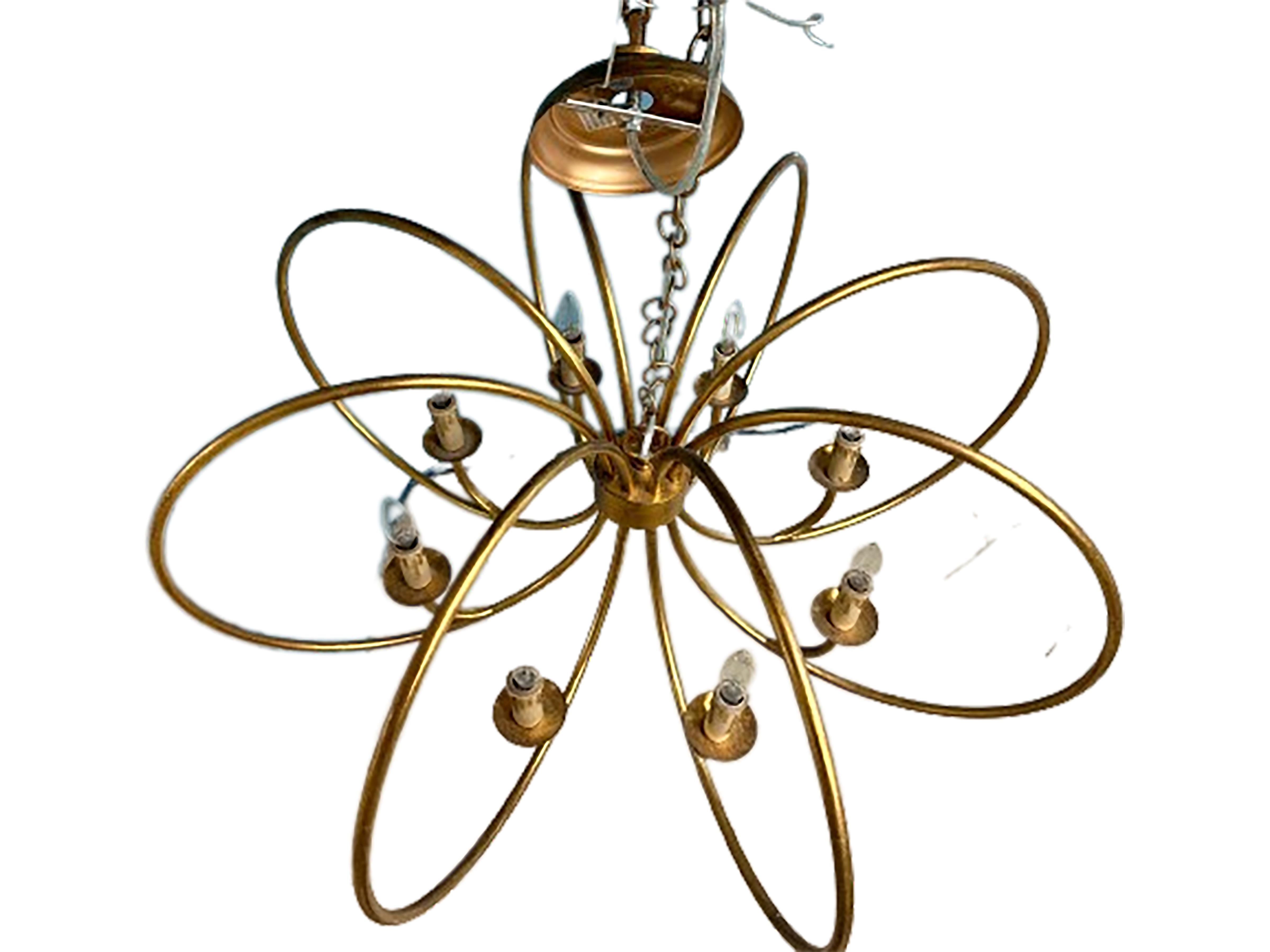 Una hermosa araña contemporánea hecha a mano con diseño de anillos dorados. De metal dorado pintado. Creado durante el siglo XXI. Dorado a mano. Cableado para iluminación eléctrica. 

En muy buen estado.  

No hay marcas evidentes en la pieza.