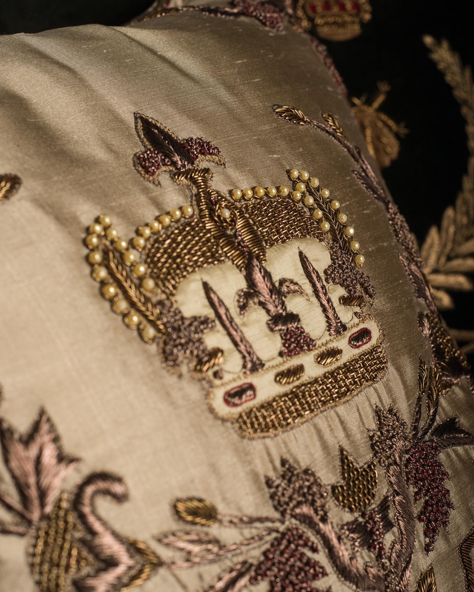 Brodé Coussin contemporain en soie dorée avec couronne perlée et brodée en vente