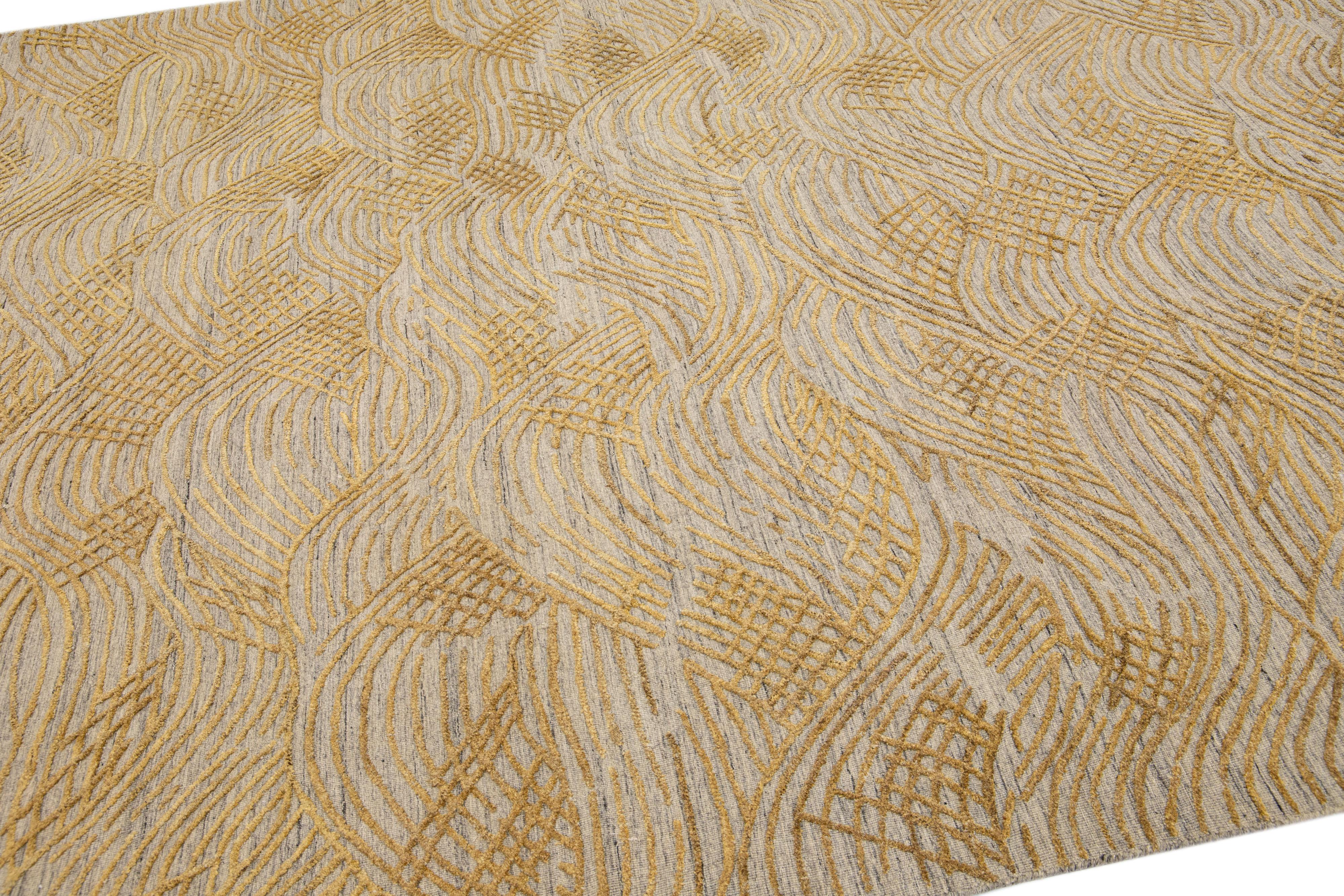 Zeitgenössischer Gold Textur Handgefertigter Teppich aus Wolle und Viskose (Handgewebt) im Angebot