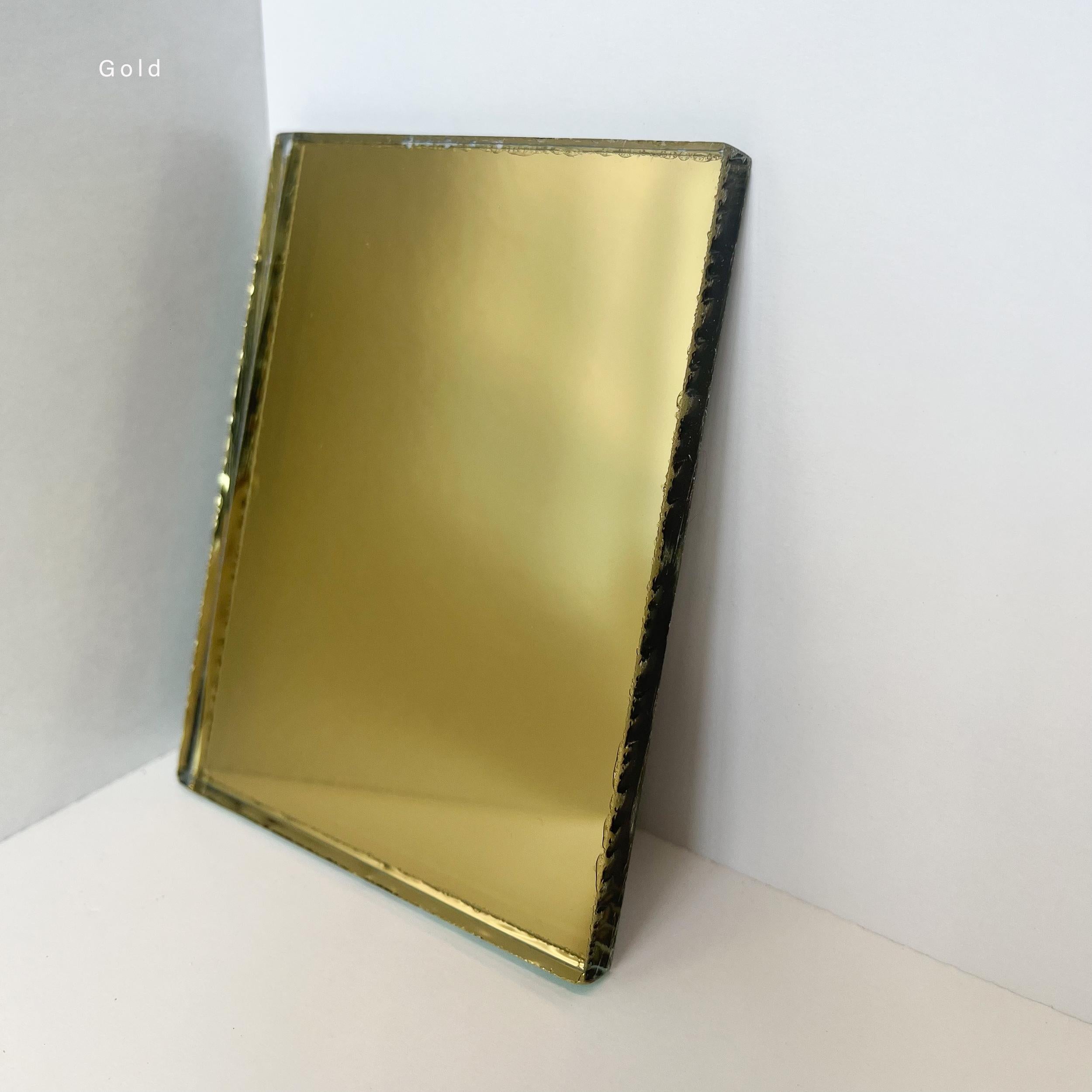 Miroir lumineux de forme libre contemporain teinté d'or avec cadre en laiton en vente 4