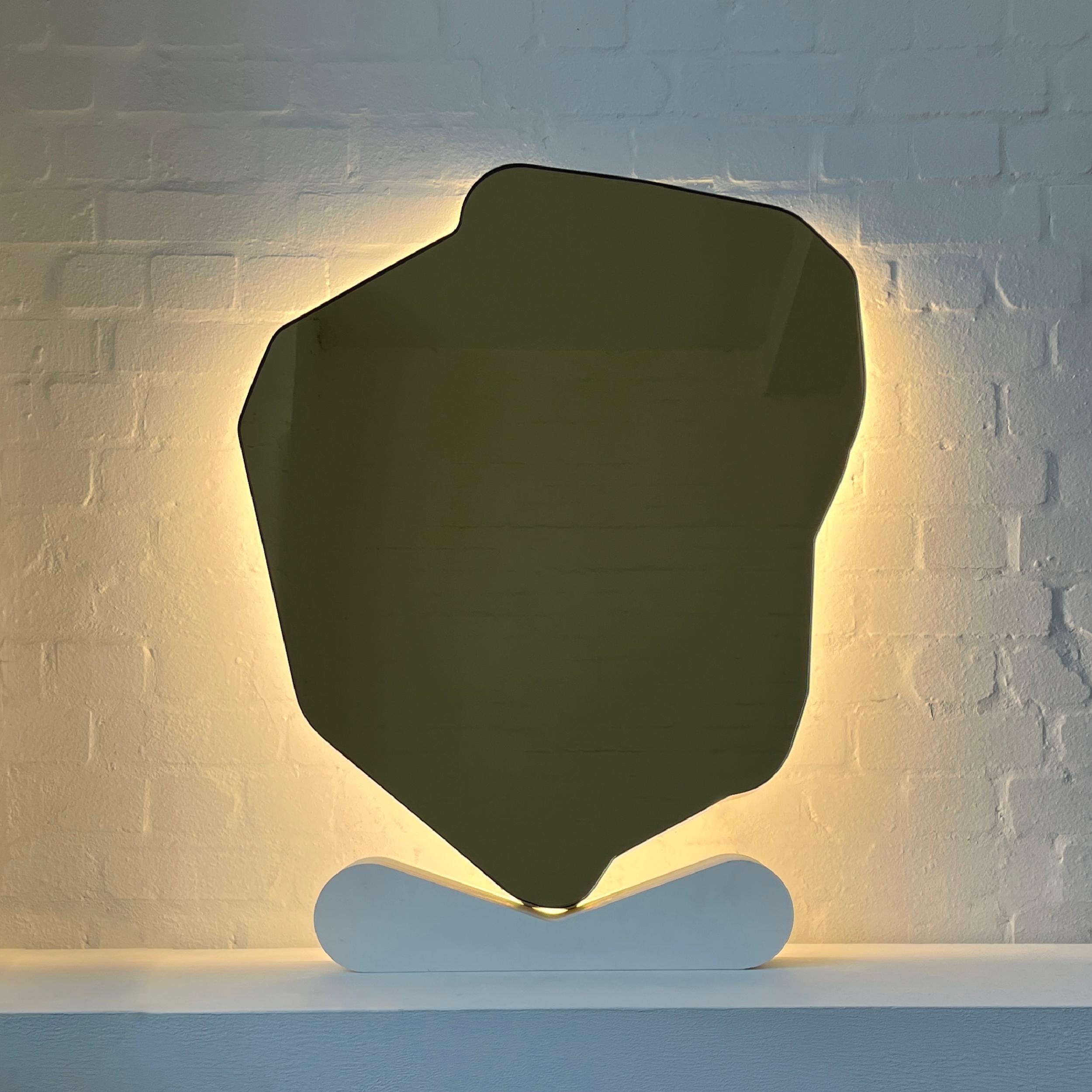 Miroir contemporain de forme organique libre avec un cadre en laiton massif et un éclairage arrière. Conçu et fabriqué à Londres, au Royaume-Uni. Ce miroir est entièrement personnalisable.

Dimensions 71,1cm x 86,3cm x 5,4cm / 28in x 34in x