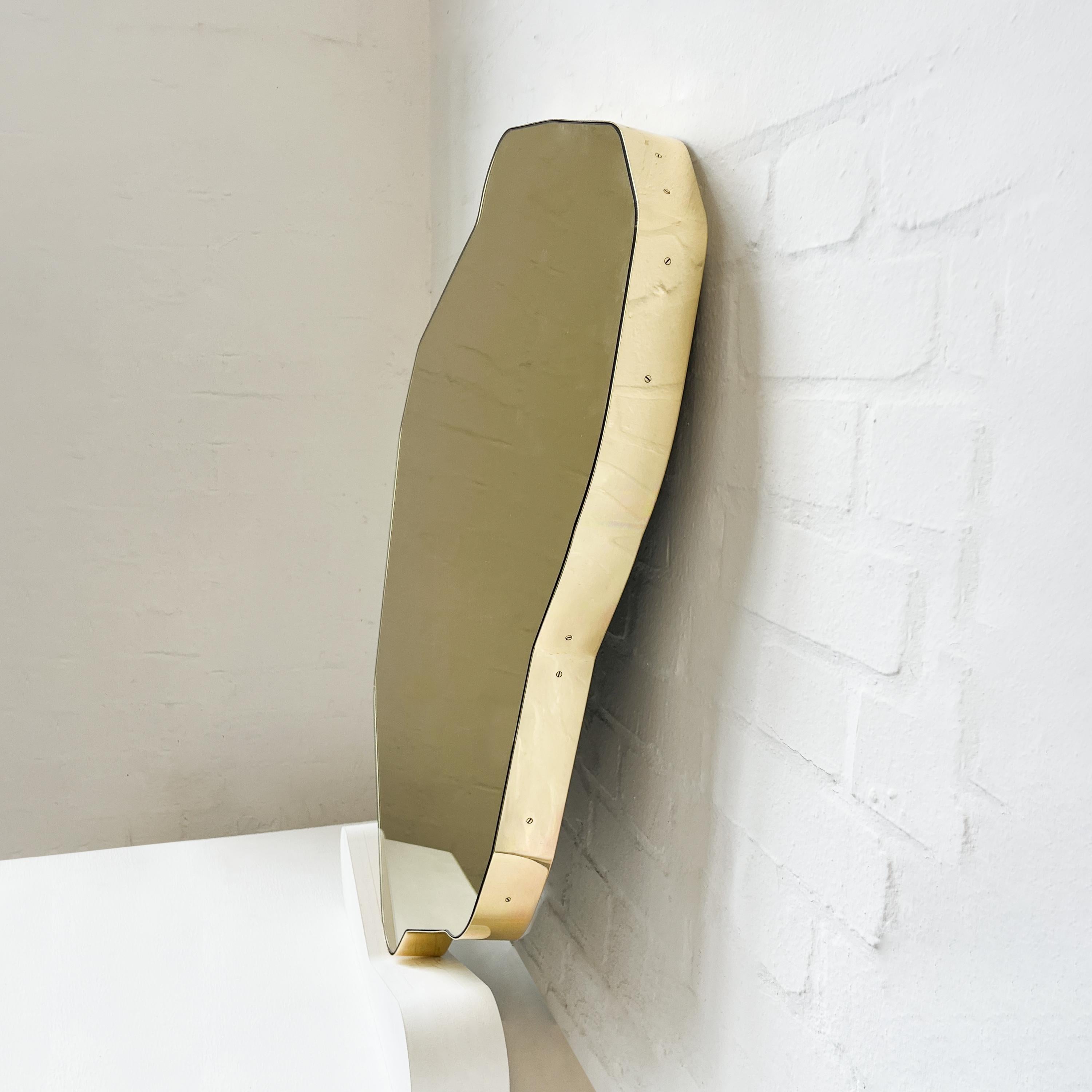 Organique Miroir lumineux de forme libre contemporain teinté d'or avec cadre en laiton en vente