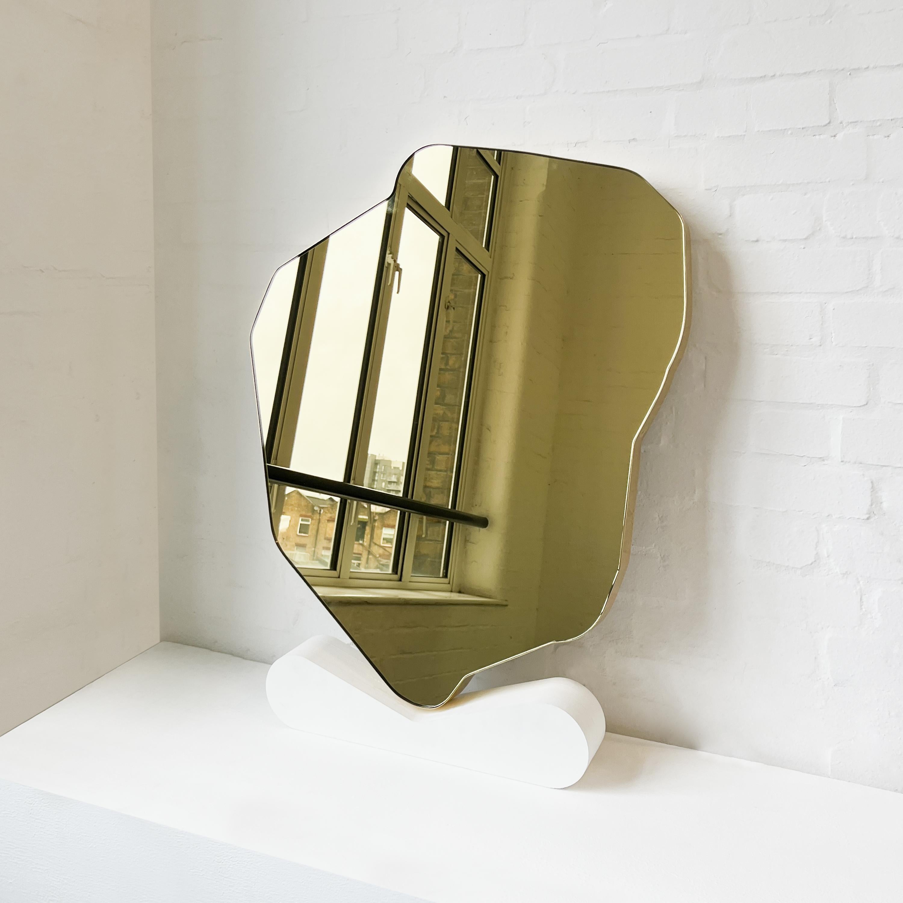 Poli Miroir lumineux de forme libre contemporain teinté d'or avec cadre en laiton en vente