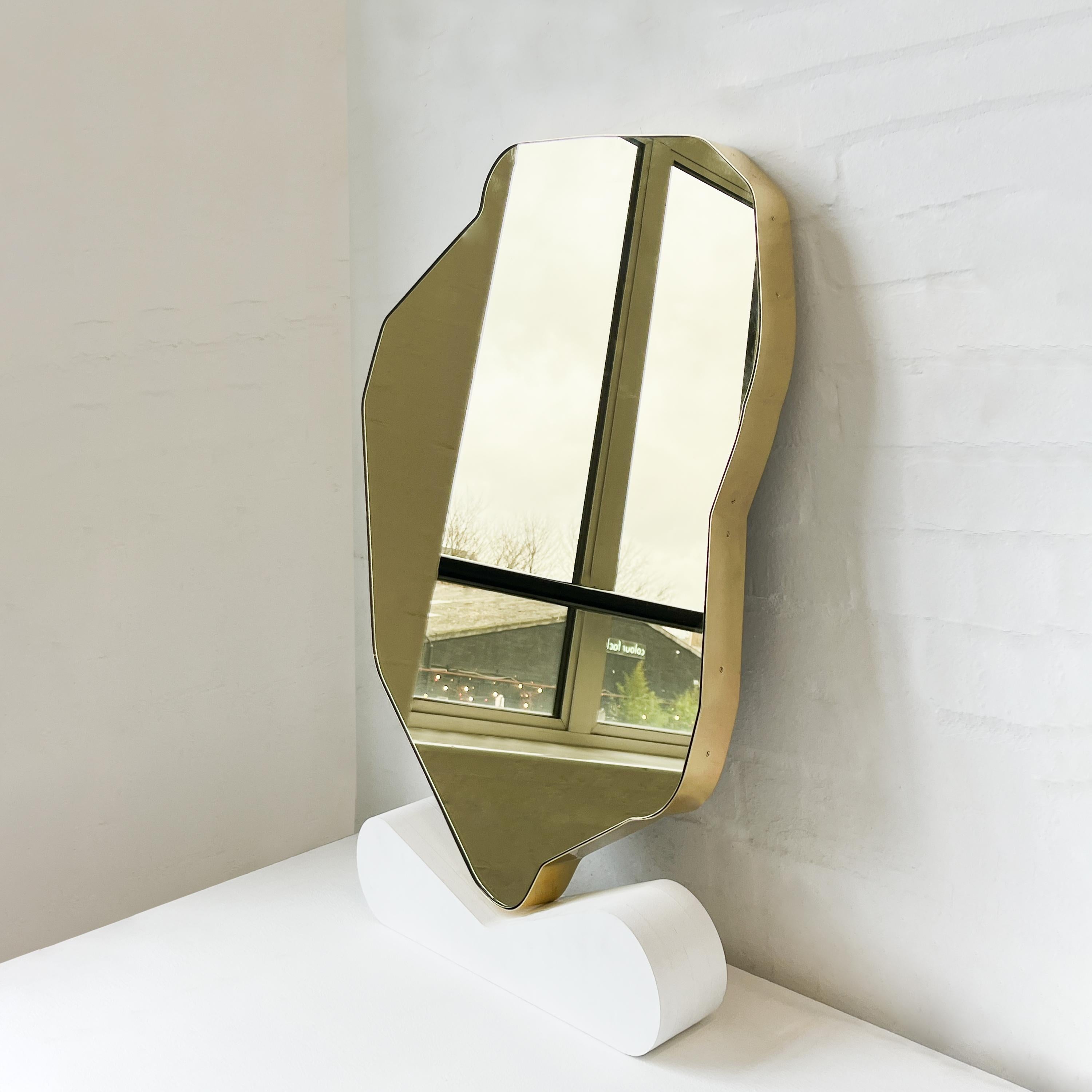 XXIe siècle et contemporain Miroir lumineux de forme libre contemporain teinté d'or avec cadre en laiton en vente