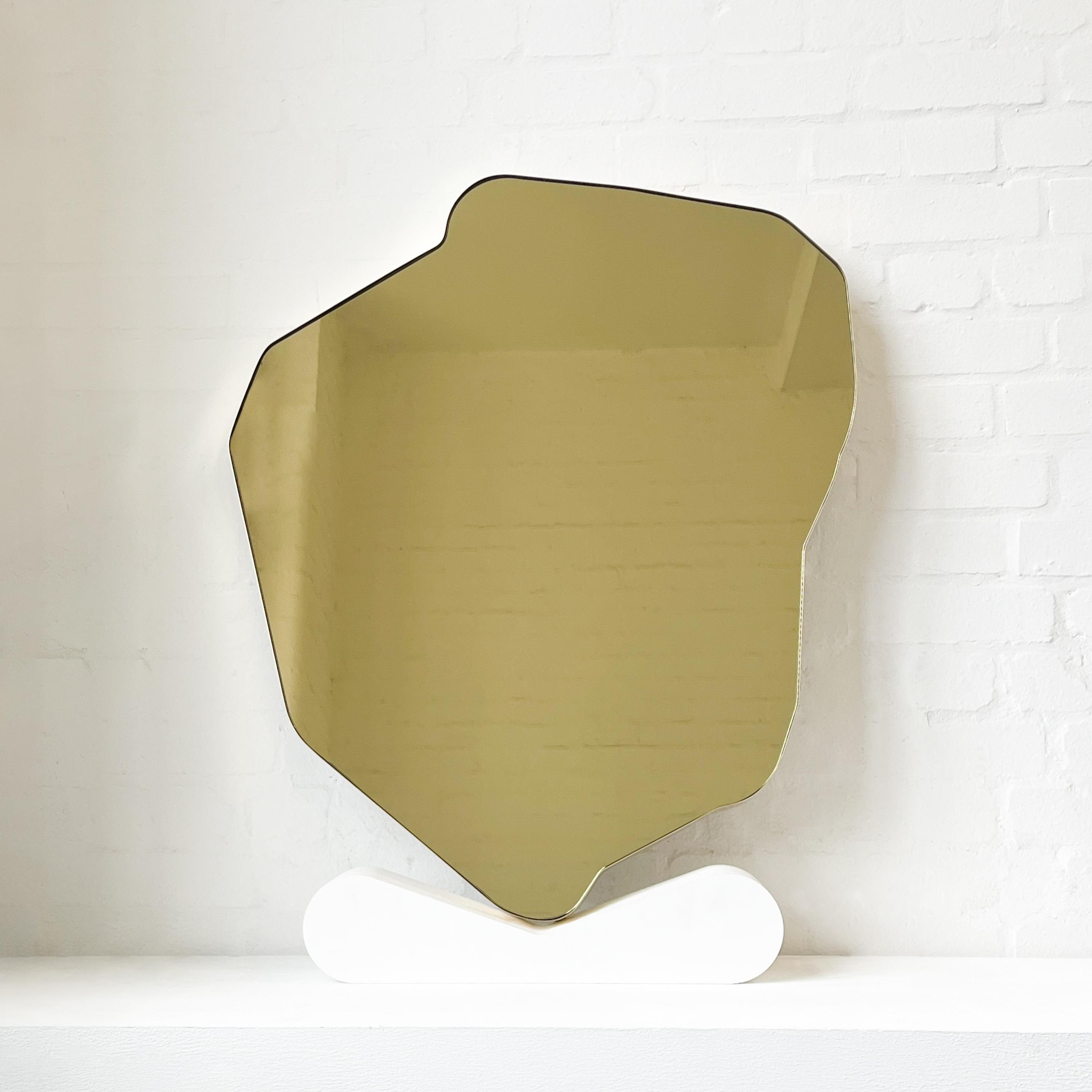 Laiton Miroir lumineux de forme libre contemporain teinté d'or avec cadre en laiton en vente