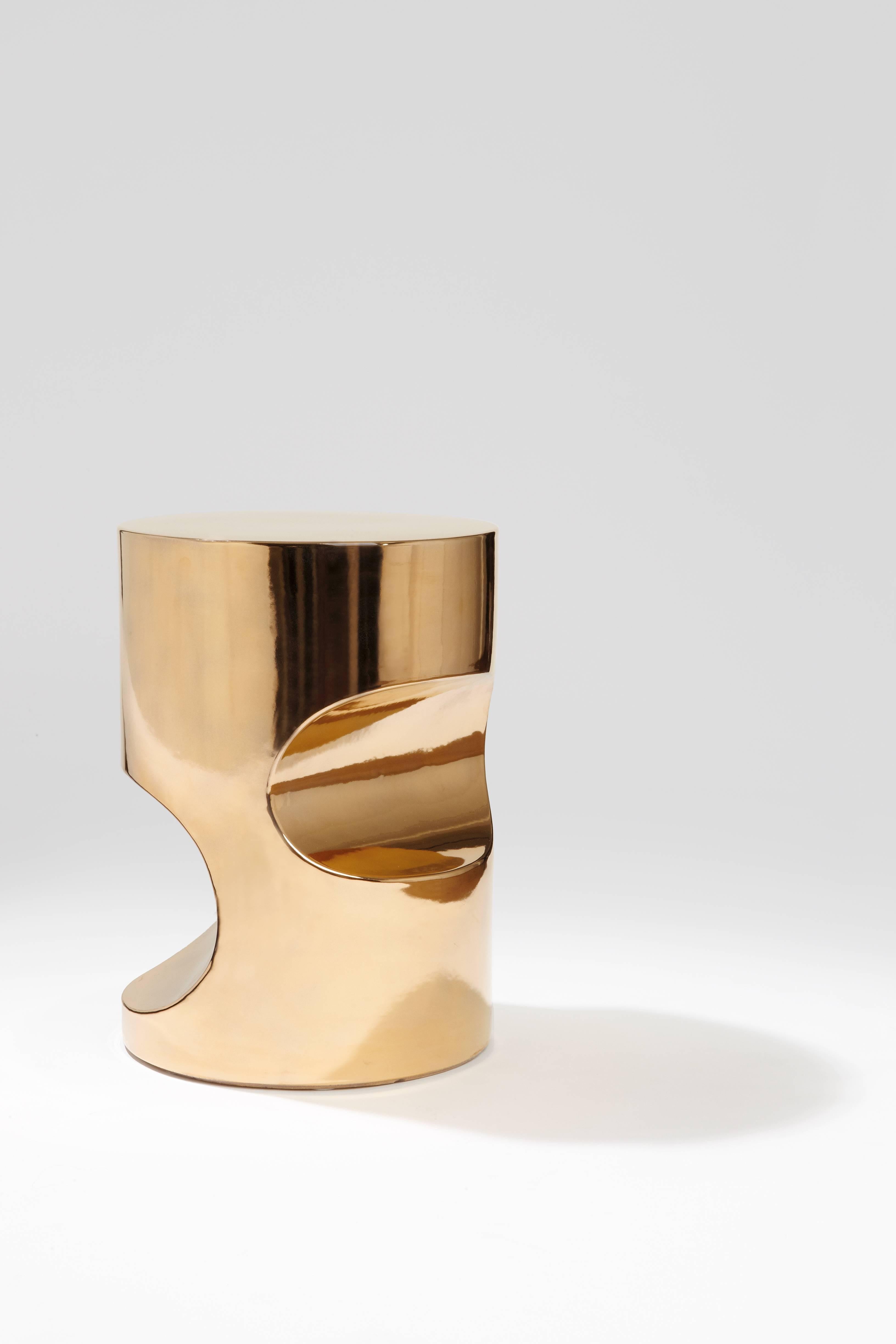 Tabouret contemporain en céramique dorée par Hervé Langlais. 

Hervé Langlais est diplômé de l'école d'architecture de Normandie à Rouen. Il a collaboré avec Paul Andreu pendant plus de quinze ans, travaillant sur le Grand Théâtre National de Chine
