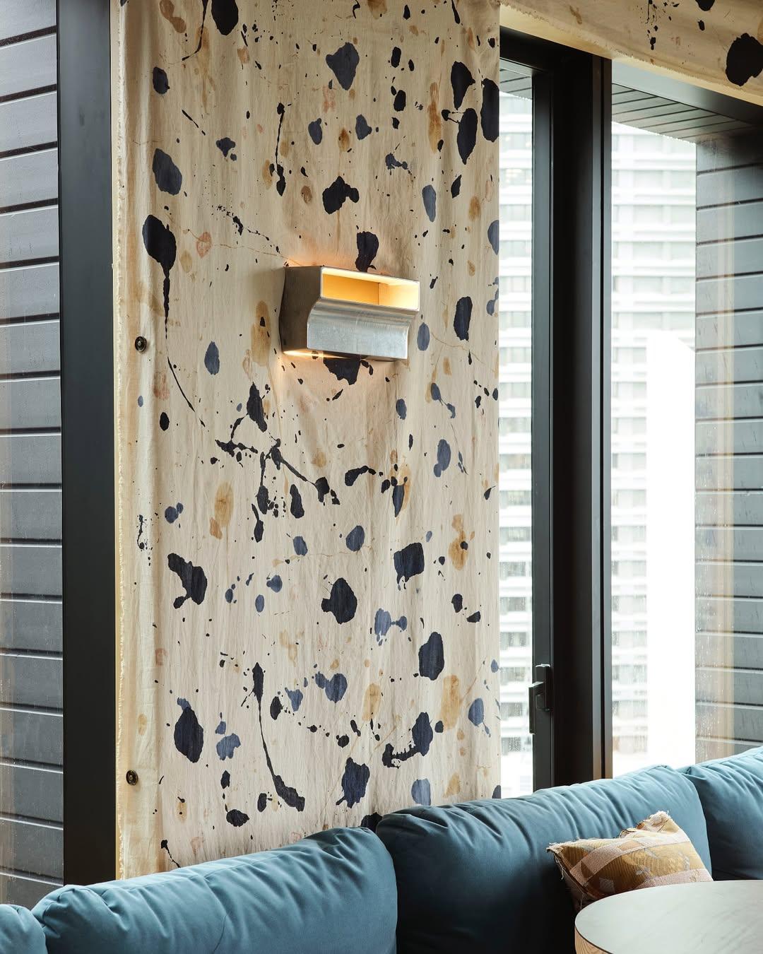 Lámpara de pared contemporánea Scoop de latón dorado de Henry Wilson Siglo XXI y contemporáneo en venta