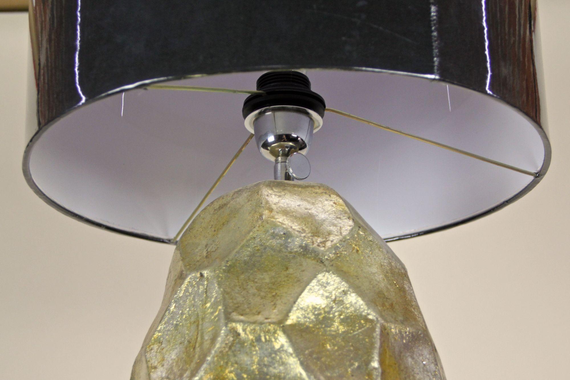 Lámpara de mesa contemporánea de cerámica dorada esmaltada sobre pedestal de teca negra en venta 2