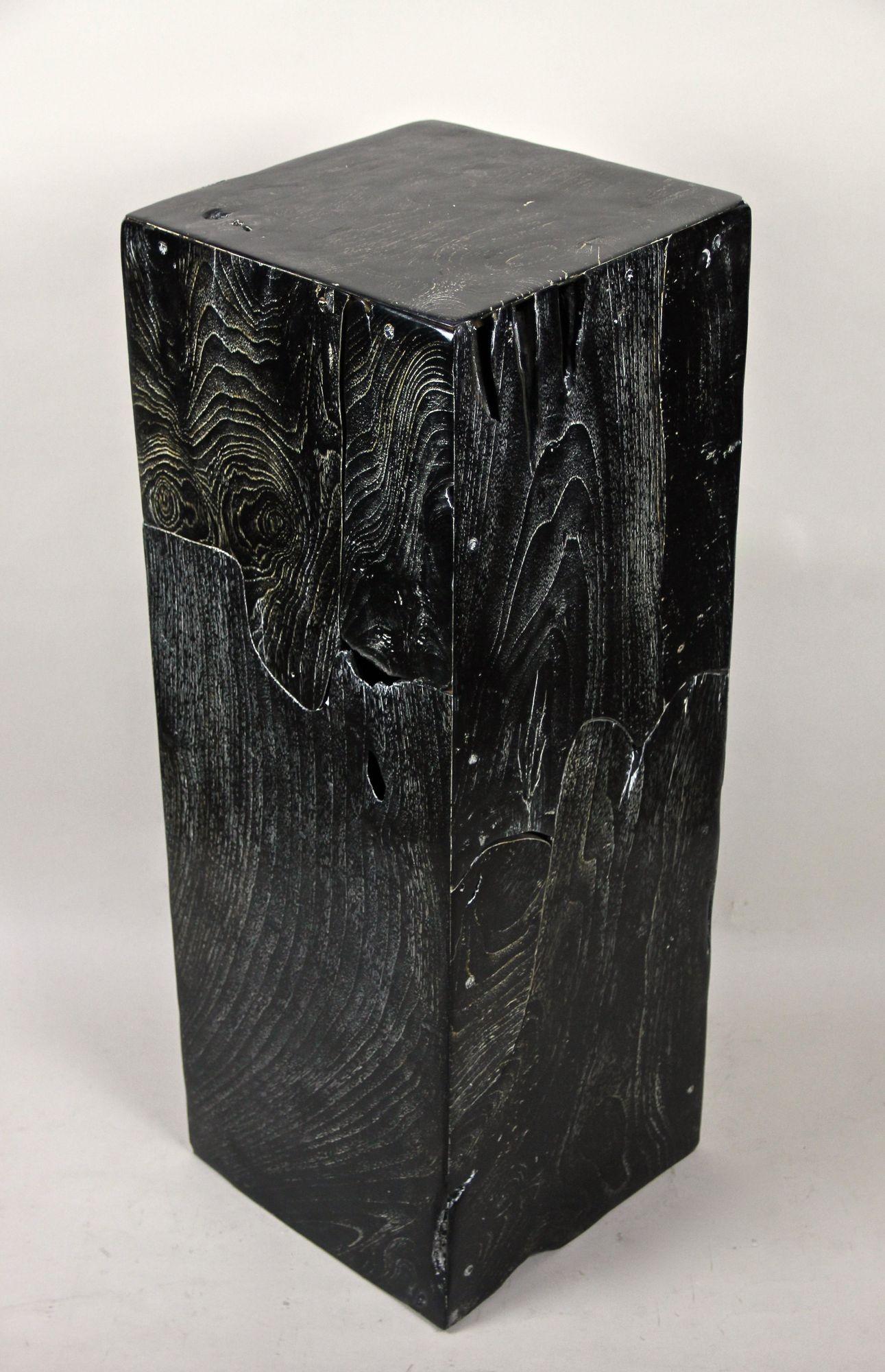 Lámpara de mesa contemporánea de cerámica dorada esmaltada sobre pedestal de teca negra en venta 4