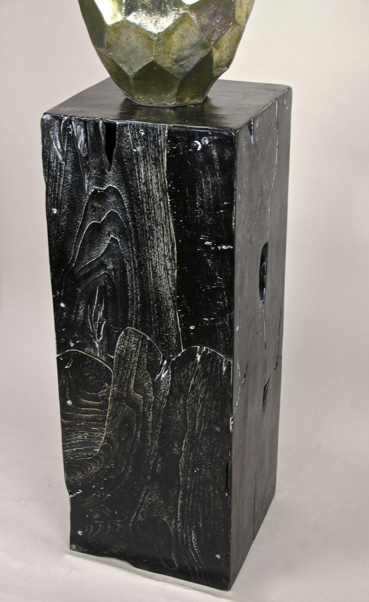 Lámpara de mesa contemporánea de cerámica dorada esmaltada sobre pedestal de teca negra Moderno en venta