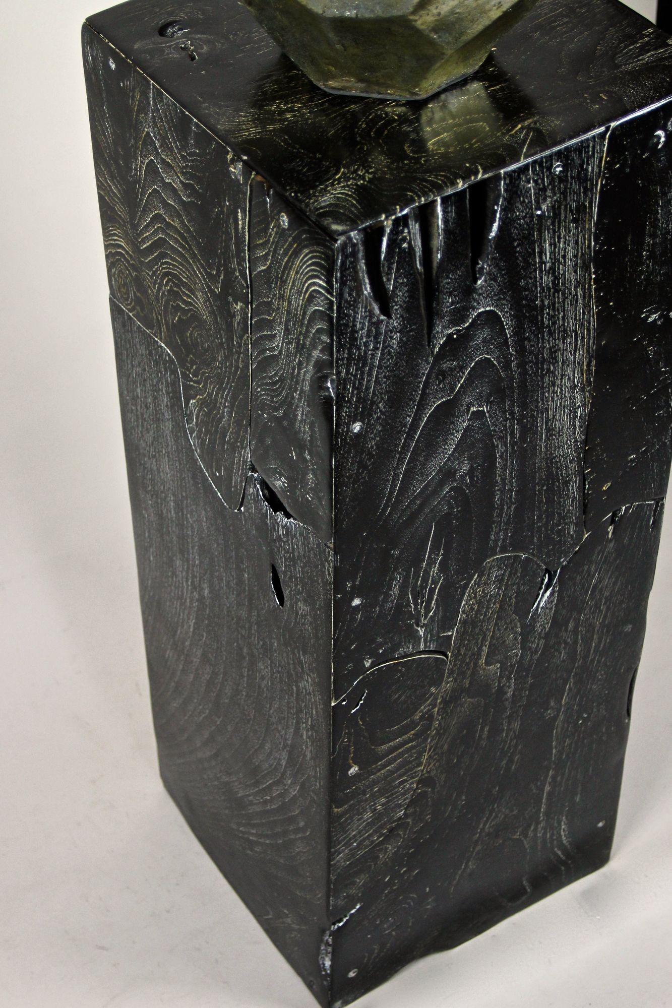 Lámpara de mesa contemporánea de cerámica dorada esmaltada sobre pedestal de teca negra Italiano en venta