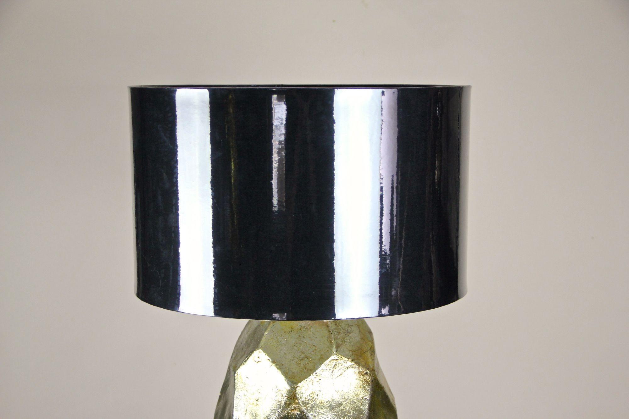 Lámpara de mesa contemporánea de cerámica dorada esmaltada sobre pedestal de teca negra en Nuevo estado para la venta en Lichtenberg, AT