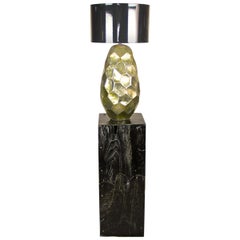 Lampada da tavolo contemporanea in ceramica dorata smaltata su piedistallo in teak nero