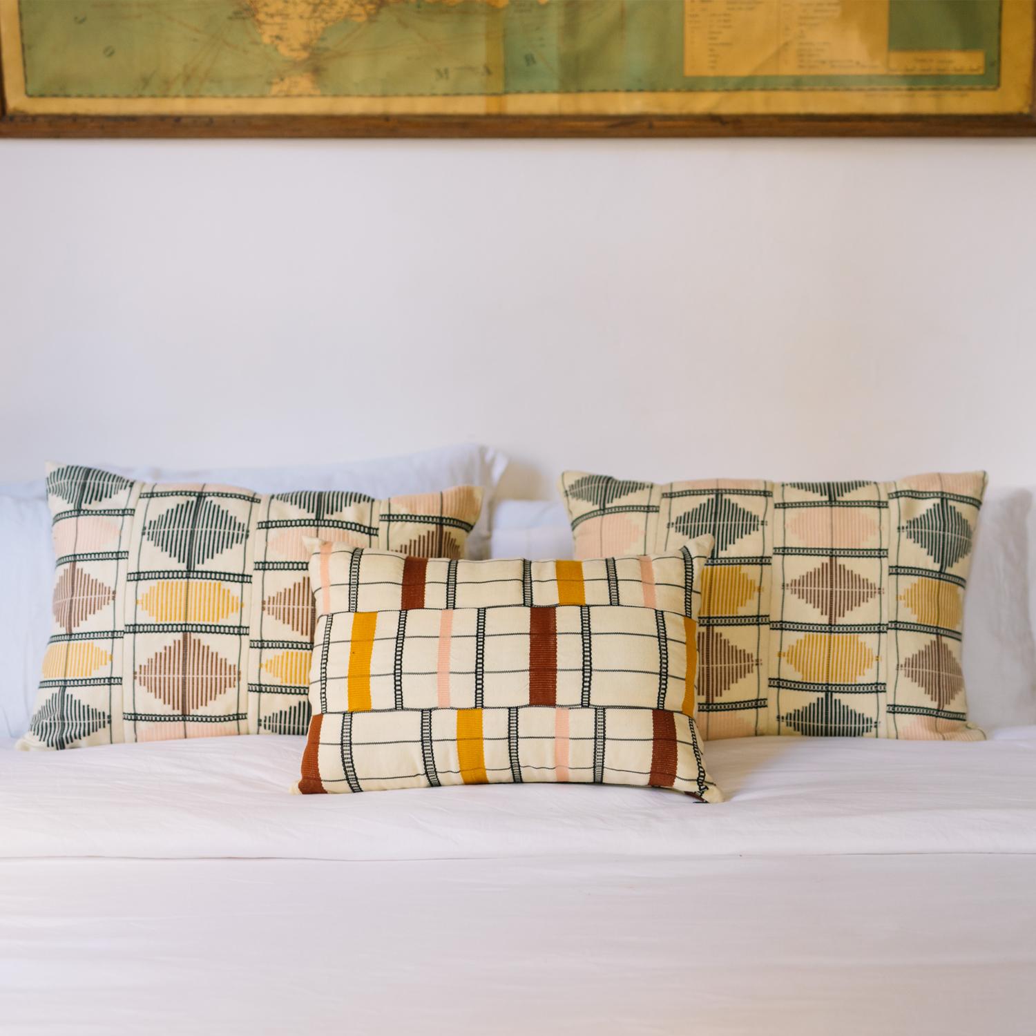 Woven Kente cushion Rhythm: 
Bursts of graphic colour
Colours: Gold Earth

Do you love the colours of the sun and the earth? This hand-woven luxury geometric cushion is woven with hot ocre, red-earth and pink on an off-white base punctuated by