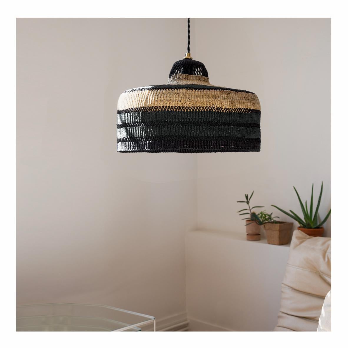 Lampe pendante tissée moyenne haute vie M : 
Le noir de minuit rencontre la paille naturelle.
Couleur : minuit (noir)

Vous recherchez une lampe qui allie tradition et élégance ? Cette lampe suspendue de taille moyenne avec des rayures noires et