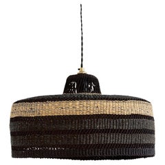 Lampe à suspension contemporaine Golden Editions de taille moyenne en paille noire tissée à la main