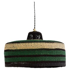 Lampe à suspension contemporaine Golden Editions de taille moyenne tissée à la main en paille noire et verte