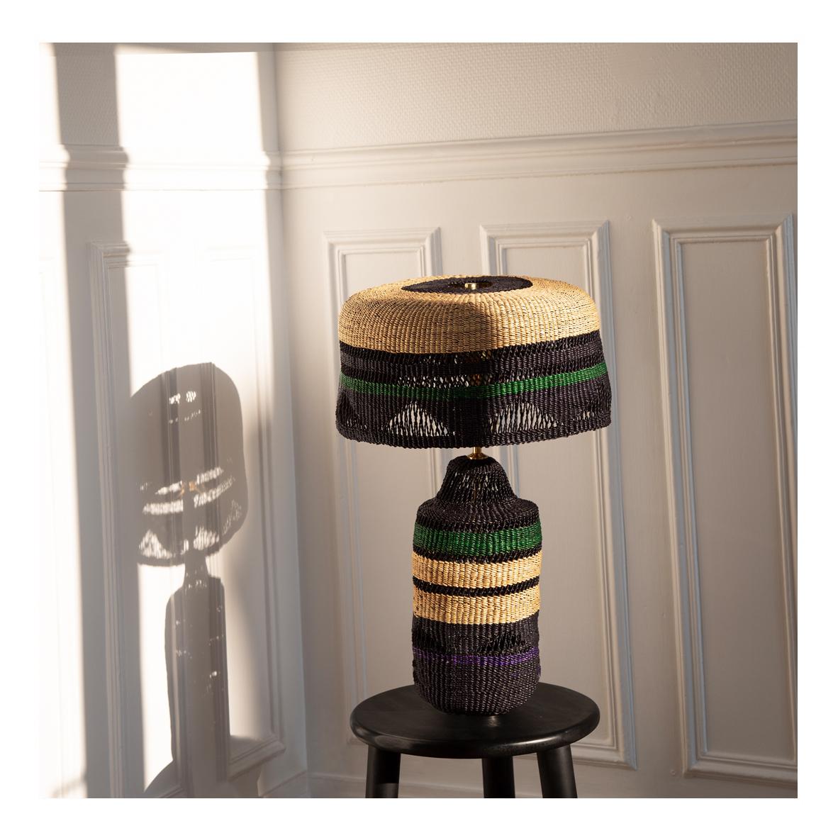 Zeitgenssische ethnische Tischlampe, gestreift, handgewebt, Stroh, schwarz, Herbgrn (Ghanaisch) im Angebot