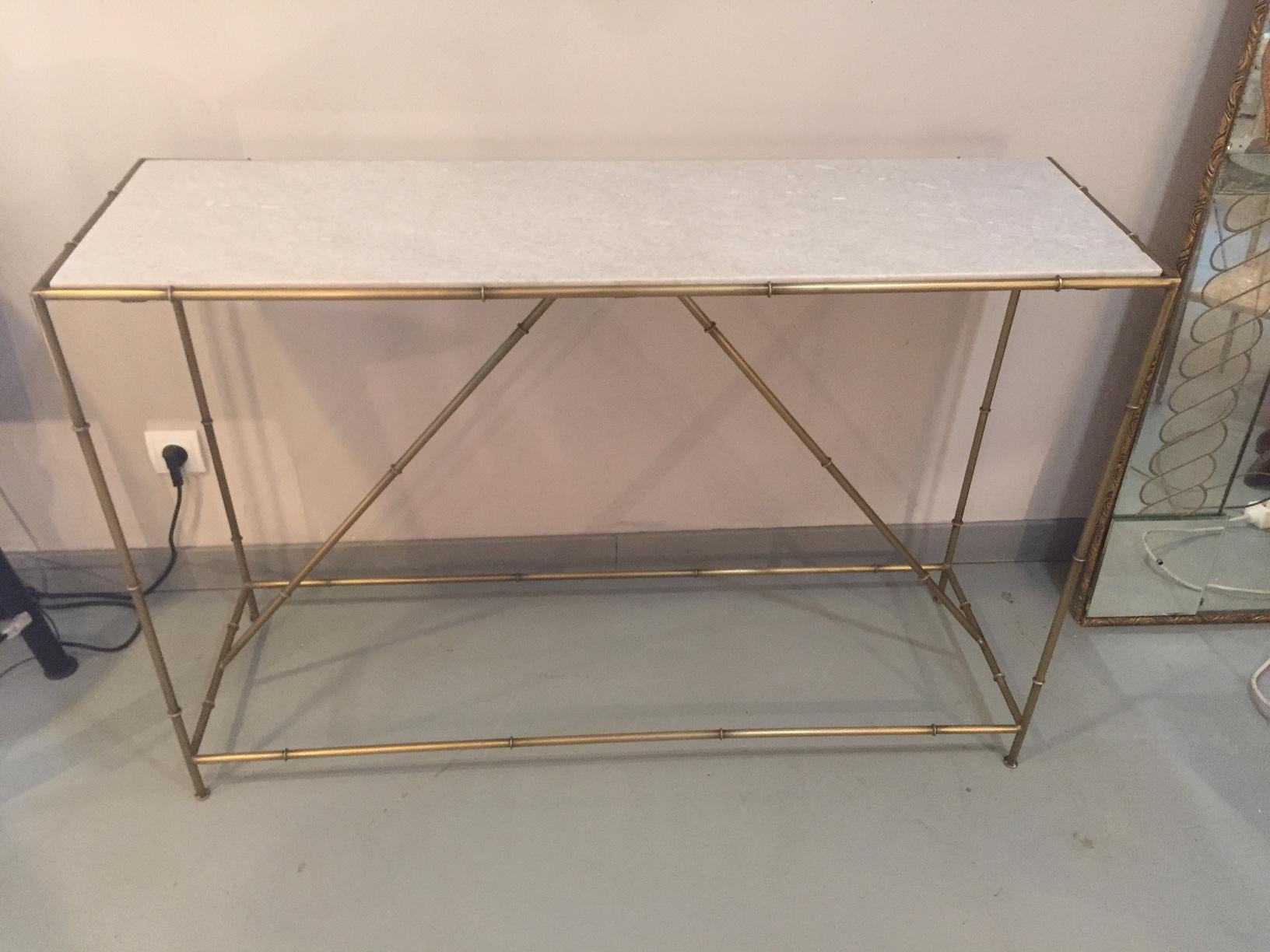 Beautiful Contemporary golden metal and Carrara marble.
The marble top is removable. Is a reproduction from the 1950s.
Very nice quality.